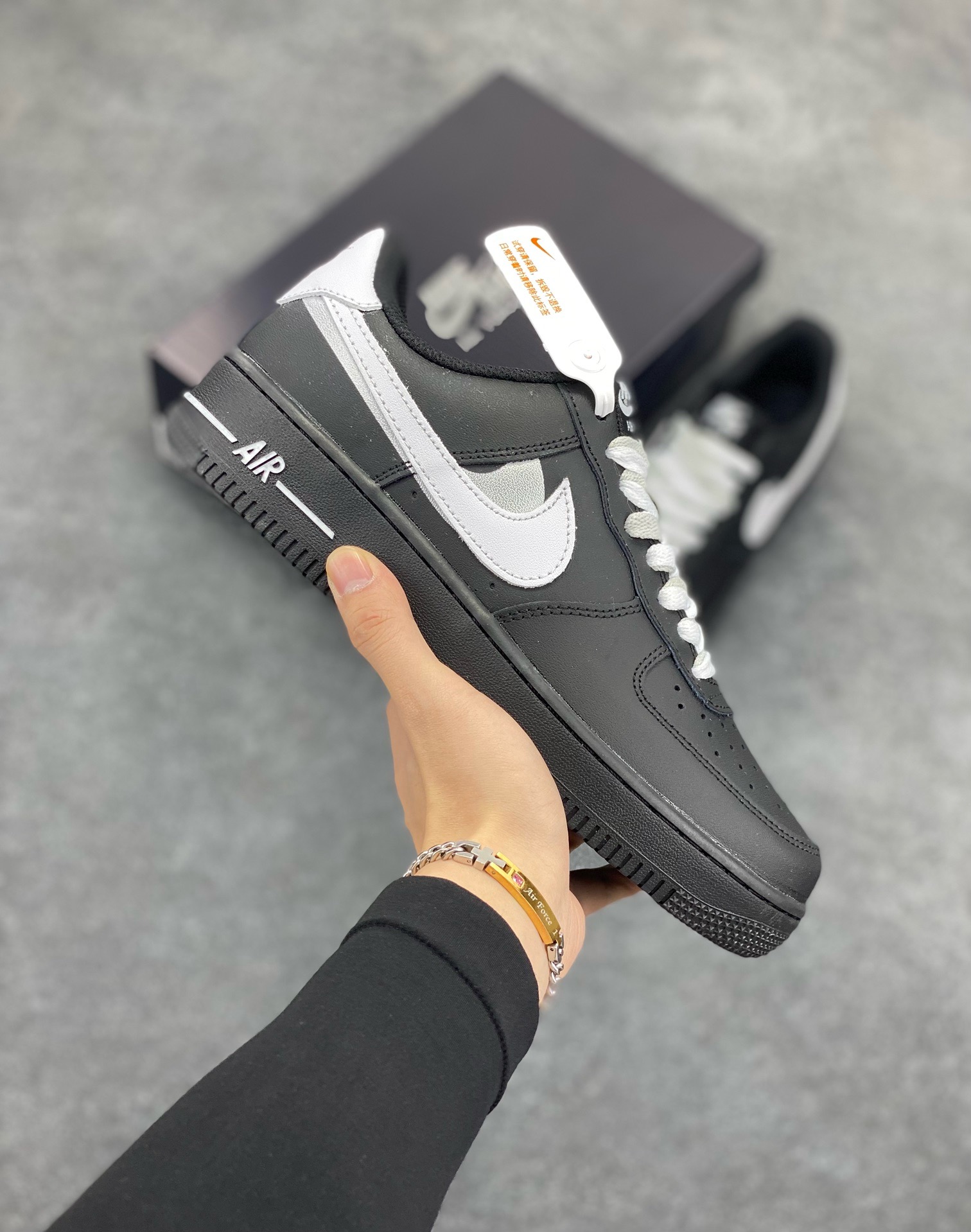 福利特价 Nike Air Force 1 ’07 Low 空军一号低帮百搭休闲运动板鞋。柔软、弹性十足的缓震性能和出色的中底设计，横跨复古与现代的外型结合，造就出风靡全球三十多年的Force 1，直到今天还深受青睐 货号：DD8959-101 尺码：36 36.5 37.5 38 38.5 39 40 40.5 41 42 42.5 43 44 44.5 45-选品中心