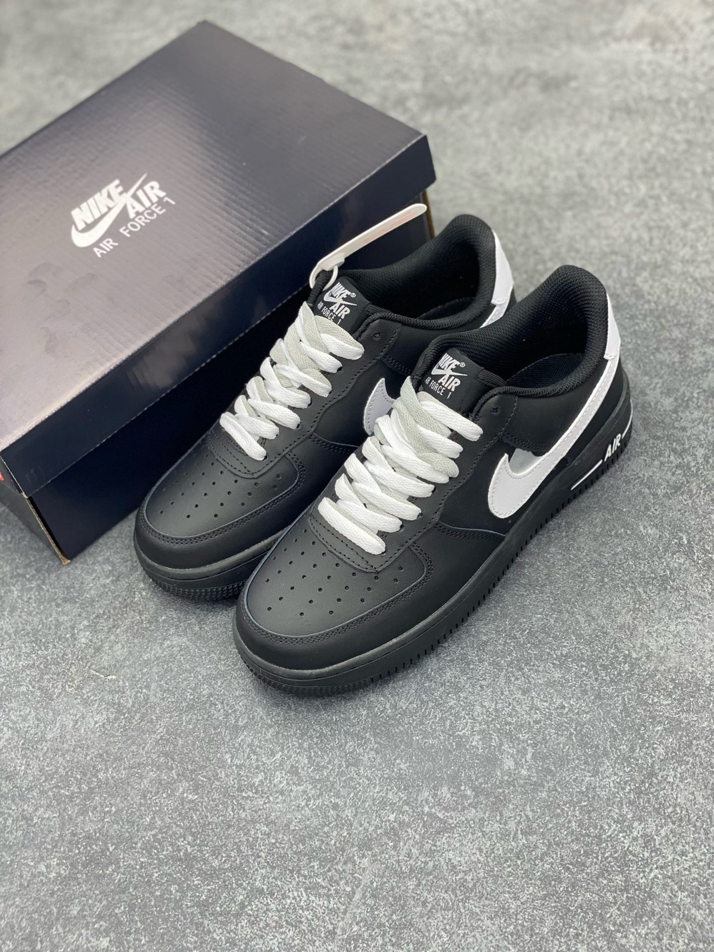 图片[8]-福利特价 Nike Air Force 1 ’07 Low 空军一号低帮百搭休闲运动板鞋。柔软、弹性十足的缓震性能和出色的中底设计，横跨复古与现代的外型结合，造就出风靡全球三十多年的Force 1，直到今天还深受青睐 货号：DD8959-101 尺码：36 36.5 37.5 38 38.5 39 40 40.5 41 42 42.5 43 44 44.5 45-选品中心