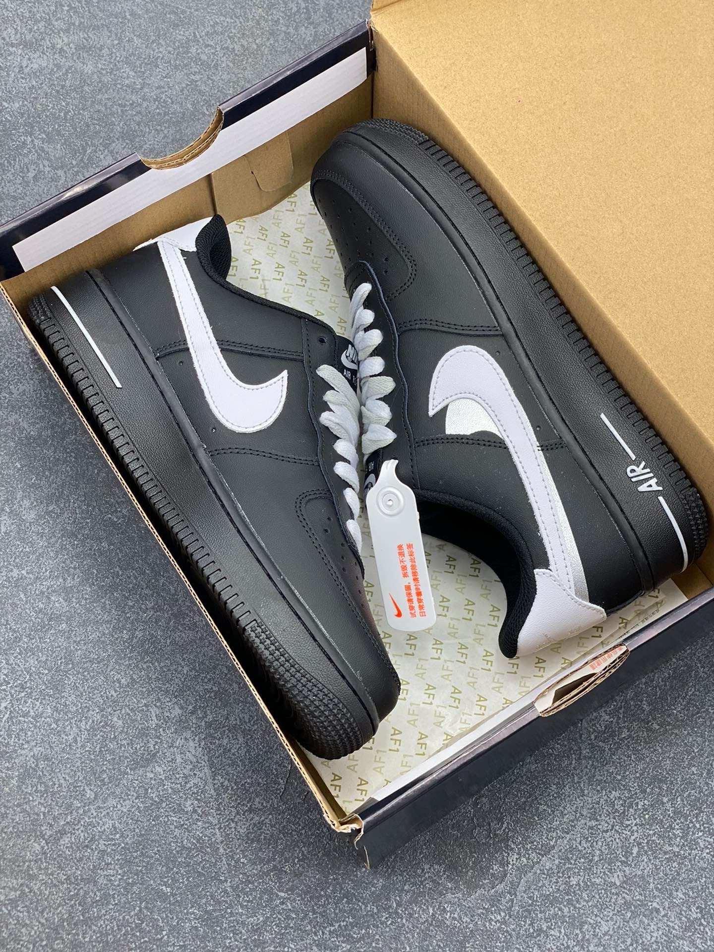 图片[9]-福利特价 Nike Air Force 1 ’07 Low 空军一号低帮百搭休闲运动板鞋。柔软、弹性十足的缓震性能和出色的中底设计，横跨复古与现代的外型结合，造就出风靡全球三十多年的Force 1，直到今天还深受青睐 货号：DD8959-101 尺码：36 36.5 37.5 38 38.5 39 40 40.5 41 42 42.5 43 44 44.5 45-选品中心