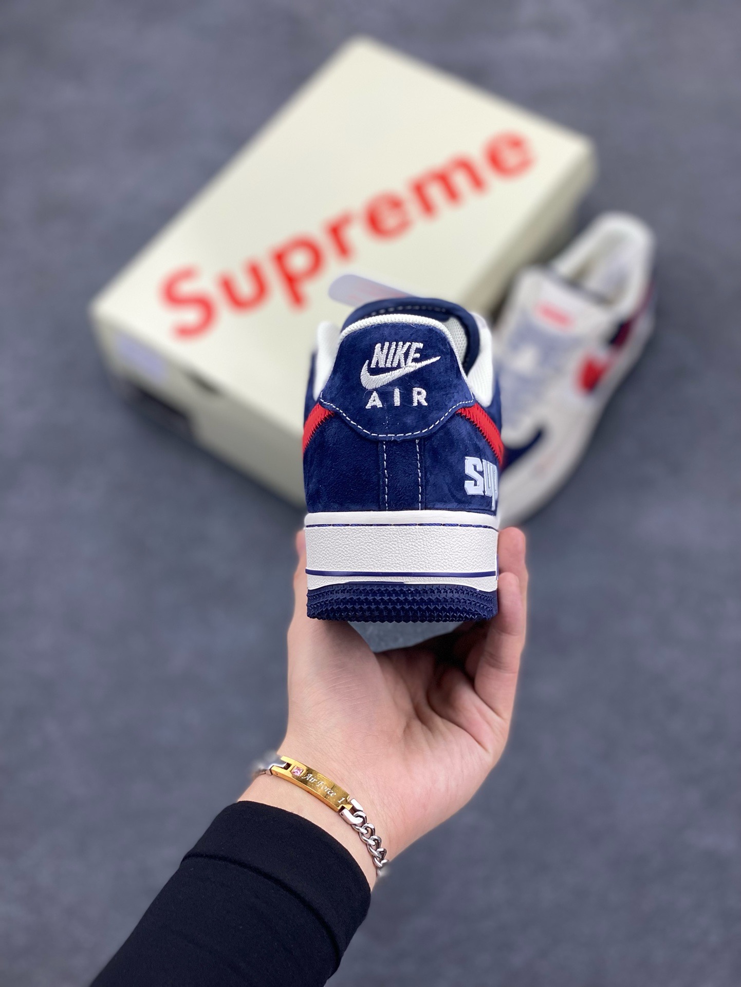 图片[4]-福利特价 NIke Air Force 1 \’07 Low “Supreme联名——红蓝双勾”空军一号 低帮 运动鞋 休闲鞋 折边针车 工艺难度大 原楦头原纸板 原装鞋盒 定制五金配件 内置全掌气垫 原厂鞋底 货号：DM1688-801 尺码：36 36.5 37.5 38 38.5 39 40 40.5 41 42 42.5 43 44 44.5 45-选品中心