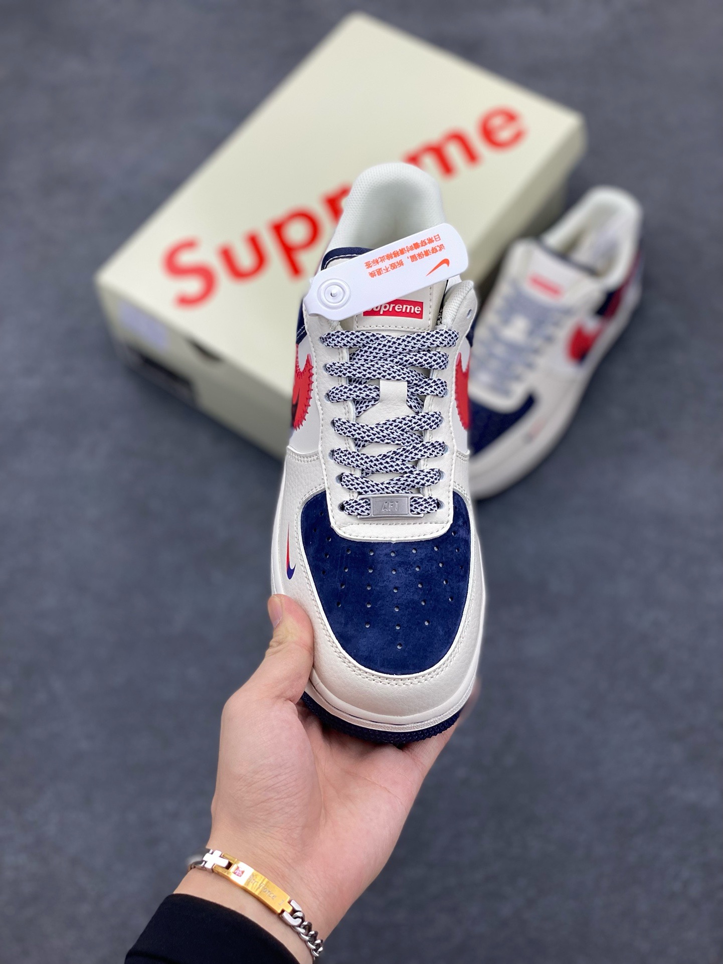 图片[2]-福利特价 NIke Air Force 1 \’07 Low “Supreme联名——红蓝双勾”空军一号 低帮 运动鞋 休闲鞋 折边针车 工艺难度大 原楦头原纸板 原装鞋盒 定制五金配件 内置全掌气垫 原厂鞋底 货号：DM1688-801 尺码：36 36.5 37.5 38 38.5 39 40 40.5 41 42 42.5 43 44 44.5 45-选品中心
