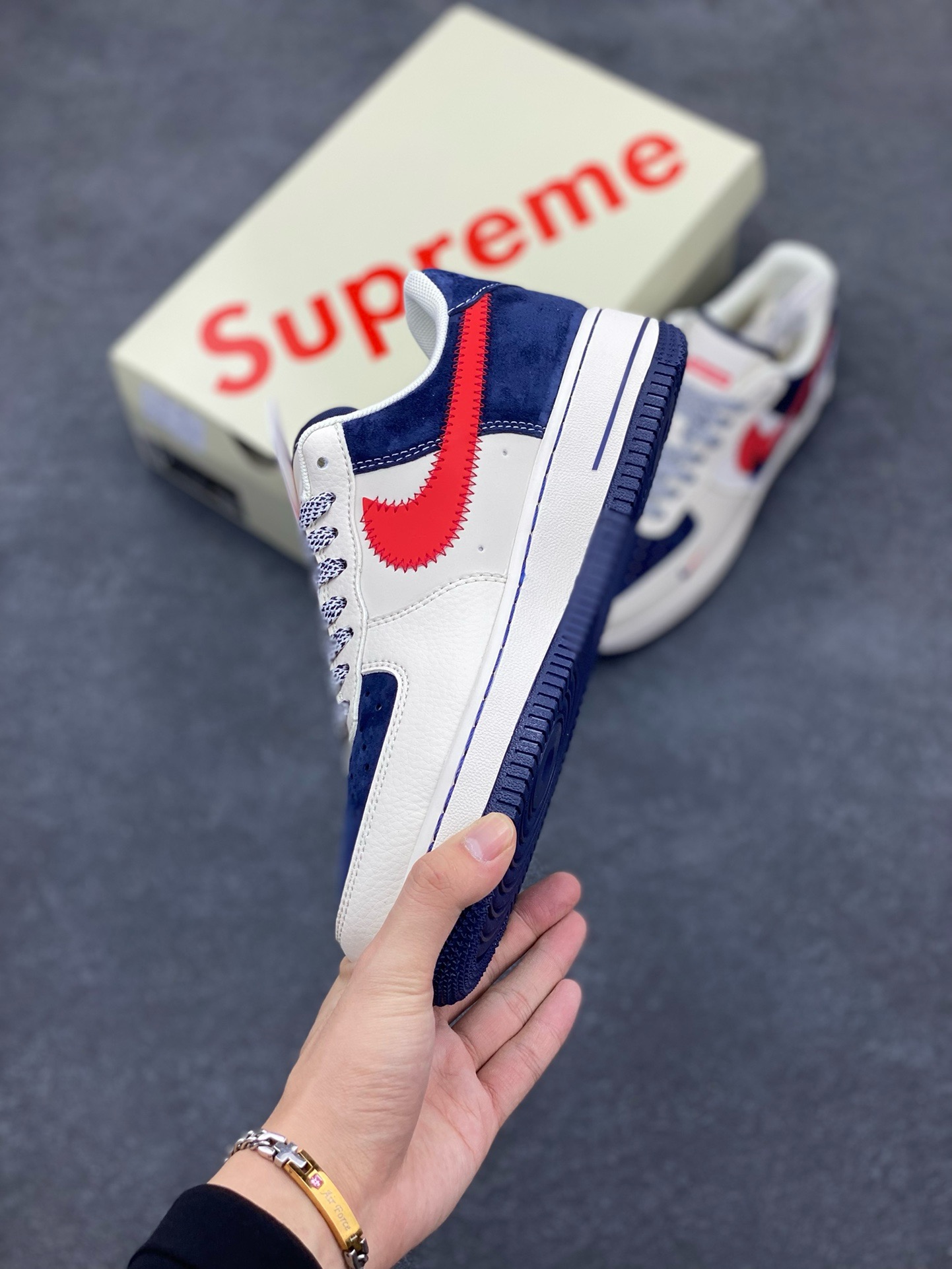 图片[3]-福利特价 NIke Air Force 1 \’07 Low “Supreme联名——红蓝双勾”空军一号 低帮 运动鞋 休闲鞋 折边针车 工艺难度大 原楦头原纸板 原装鞋盒 定制五金配件 内置全掌气垫 原厂鞋底 货号：DM1688-801 尺码：36 36.5 37.5 38 38.5 39 40 40.5 41 42 42.5 43 44 44.5 45-选品中心