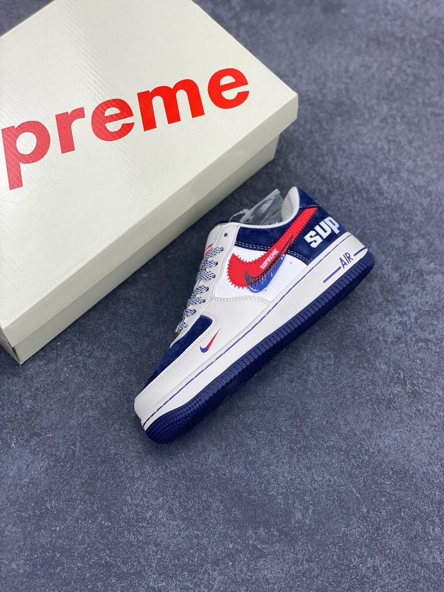 图片[7]-福利特价 NIke Air Force 1 \’07 Low “Supreme联名——红蓝双勾”空军一号 低帮 运动鞋 休闲鞋 折边针车 工艺难度大 原楦头原纸板 原装鞋盒 定制五金配件 内置全掌气垫 原厂鞋底 货号：DM1688-801 尺码：36 36.5 37.5 38 38.5 39 40 40.5 41 42 42.5 43 44 44.5 45-选品中心