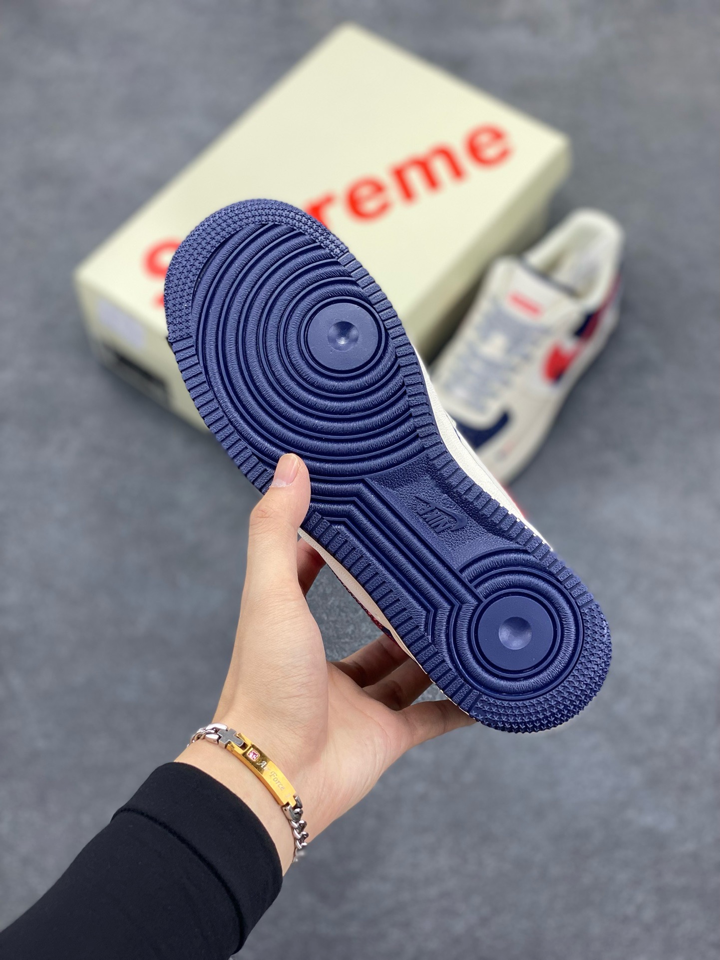 图片[5]-福利特价 NIke Air Force 1 \’07 Low “Supreme联名——红蓝双勾”空军一号 低帮 运动鞋 休闲鞋 折边针车 工艺难度大 原楦头原纸板 原装鞋盒 定制五金配件 内置全掌气垫 原厂鞋底 货号：DM1688-801 尺码：36 36.5 37.5 38 38.5 39 40 40.5 41 42 42.5 43 44 44.5 45-选品中心