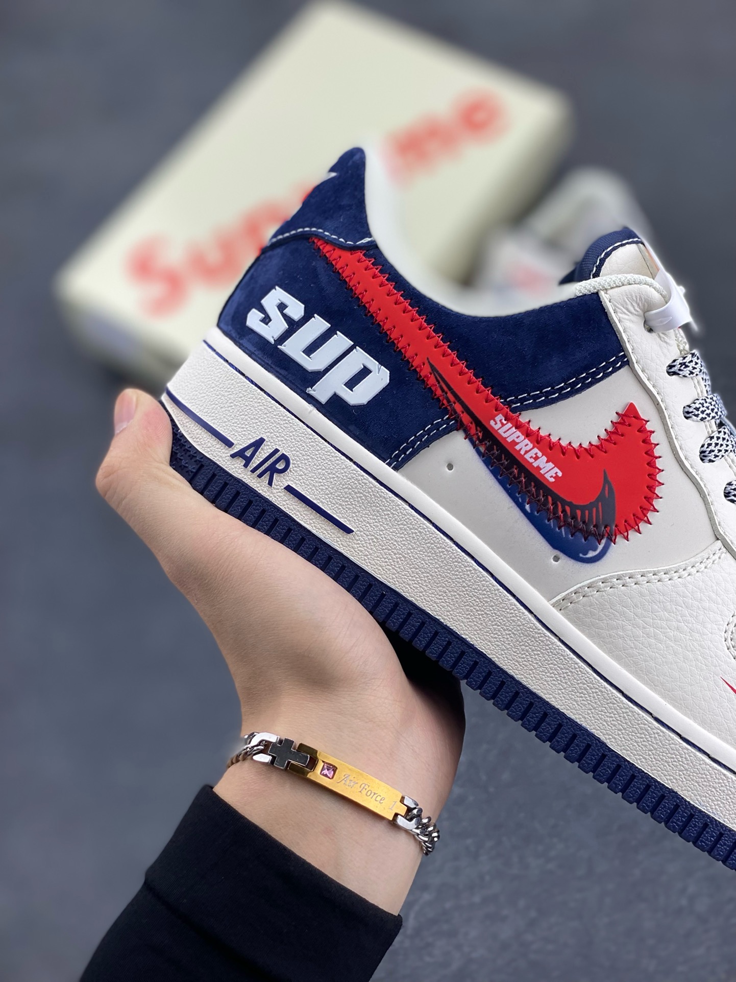 图片[6]-福利特价 NIke Air Force 1 \’07 Low “Supreme联名——红蓝双勾”空军一号 低帮 运动鞋 休闲鞋 折边针车 工艺难度大 原楦头原纸板 原装鞋盒 定制五金配件 内置全掌气垫 原厂鞋底 货号：DM1688-801 尺码：36 36.5 37.5 38 38.5 39 40 40.5 41 42 42.5 43 44 44.5 45-选品中心