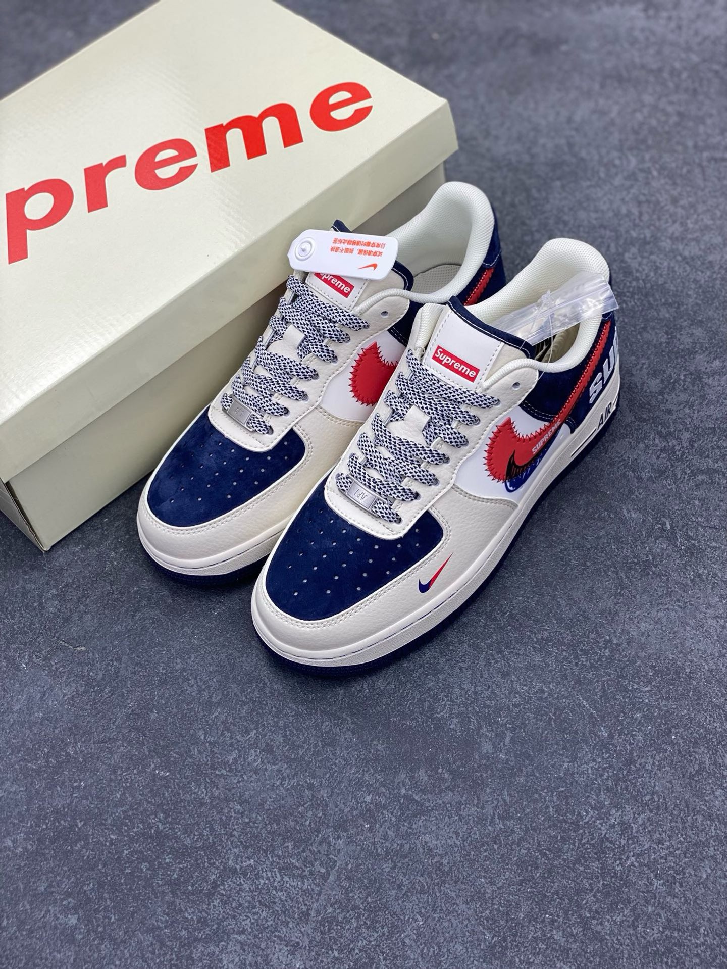 图片[8]-福利特价 NIke Air Force 1 \’07 Low “Supreme联名——红蓝双勾”空军一号 低帮 运动鞋 休闲鞋 折边针车 工艺难度大 原楦头原纸板 原装鞋盒 定制五金配件 内置全掌气垫 原厂鞋底 货号：DM1688-801 尺码：36 36.5 37.5 38 38.5 39 40 40.5 41 42 42.5 43 44 44.5 45-选品中心
