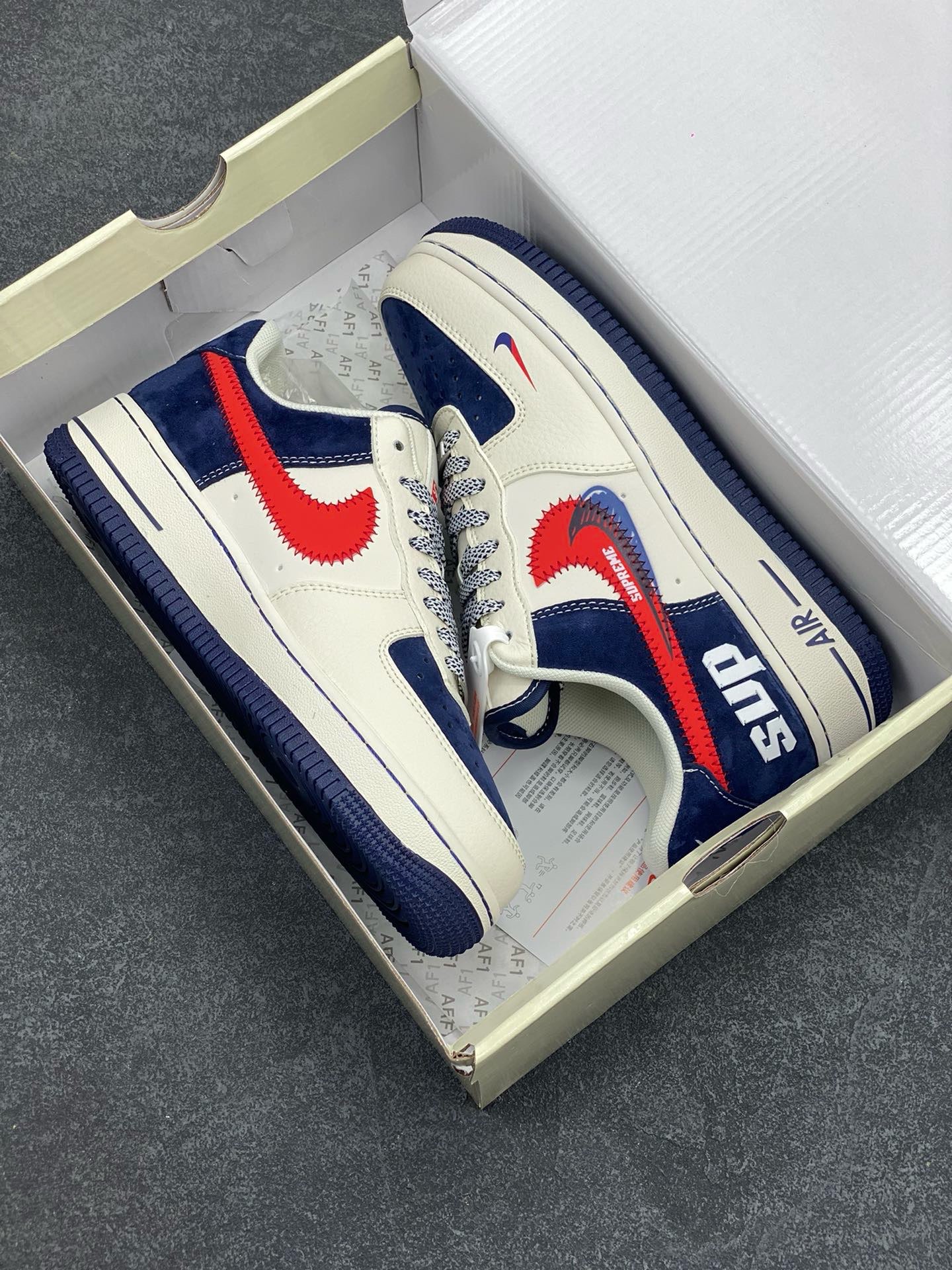 图片[9]-福利特价 NIke Air Force 1 \’07 Low “Supreme联名——红蓝双勾”空军一号 低帮 运动鞋 休闲鞋 折边针车 工艺难度大 原楦头原纸板 原装鞋盒 定制五金配件 内置全掌气垫 原厂鞋底 货号：DM1688-801 尺码：36 36.5 37.5 38 38.5 39 40 40.5 41 42 42.5 43 44 44.5 45-选品中心