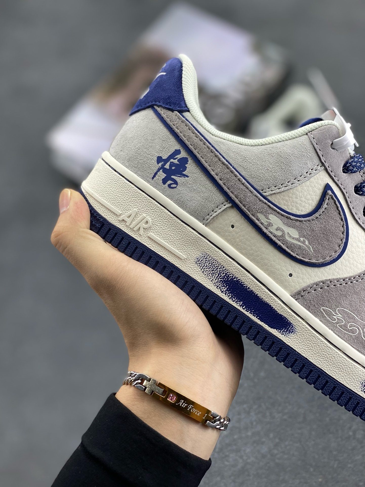 图片[6]-福利特价 NIke Air Force 1 \’07 Low “悟空涂鸦”空军一号 低帮 运动鞋 休闲鞋 折边针车 工艺难度大 原楦头原纸板 原装鞋盒 定制五金配件 内置全掌气垫 原厂鞋底 货号：DM1688-805 尺码：36 36.5 37.5 38 38.5 39 40 40.5 41 42 42.5 43 44 44.5 45-选品中心