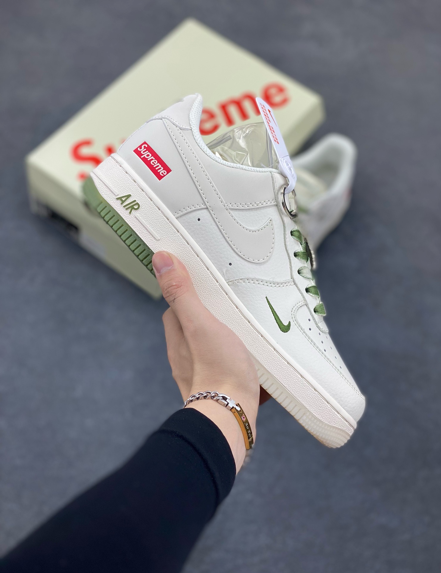 福利特价 NIke Air Force 1 \’07 Low “Supreme联名–米青”空军一号 低帮 运动鞋 休闲鞋 折边针车 工艺难度大 原楦头原纸板 原装鞋盒 定制五金配件 内置全掌气垫 原厂鞋底 货号:BB7577-213 尺码:36 36.5 37.5 38 38.5 39 40 40.5 41 42 42.5 43 44 44.5 45-选品中心