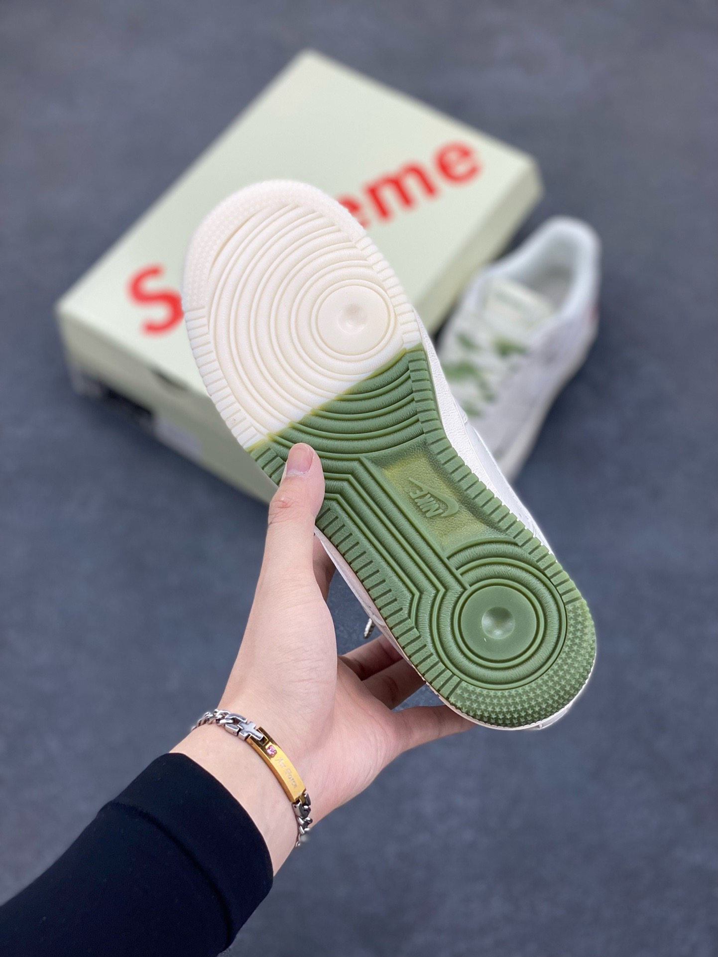 图片[5]-福利特价 NIke Air Force 1 \’07 Low “Supreme联名–米青”空军一号 低帮 运动鞋 休闲鞋 折边针车 工艺难度大 原楦头原纸板 原装鞋盒 定制五金配件 内置全掌气垫 原厂鞋底 货号：BB7577-213 尺码：36 36.5 37.5 38 38.5 39 40 40.5 41 42 42.5 43 44 44.5 45-选品中心