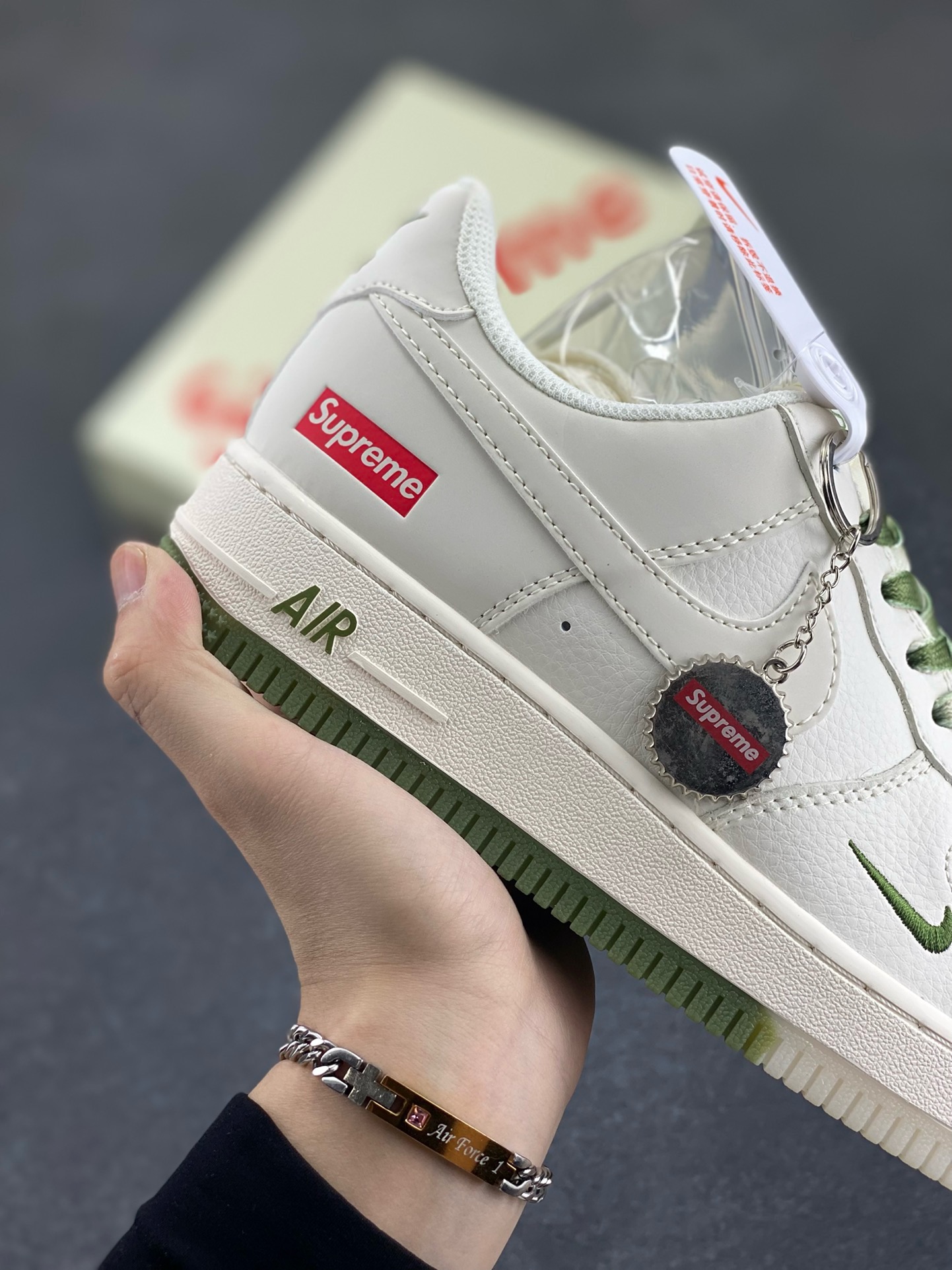 图片[6]-福利特价 NIke Air Force 1 \’07 Low “Supreme联名–米青”空军一号 低帮 运动鞋 休闲鞋 折边针车 工艺难度大 原楦头原纸板 原装鞋盒 定制五金配件 内置全掌气垫 原厂鞋底 货号：BB7577-213 尺码：36 36.5 37.5 38 38.5 39 40 40.5 41 42 42.5 43 44 44.5 45-选品中心