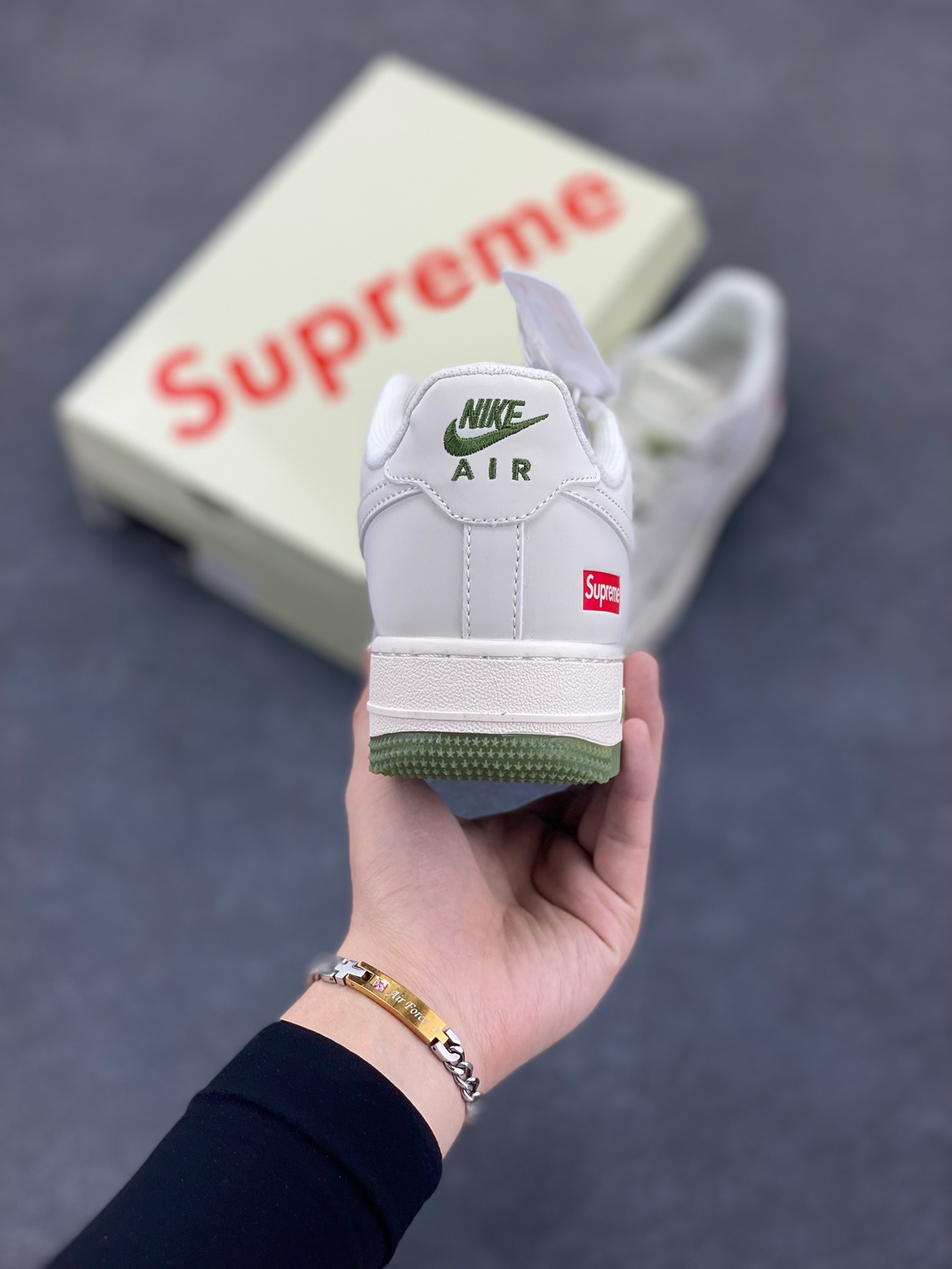 图片[4]-福利特价 NIke Air Force 1 \’07 Low “Supreme联名–米青”空军一号 低帮 运动鞋 休闲鞋 折边针车 工艺难度大 原楦头原纸板 原装鞋盒 定制五金配件 内置全掌气垫 原厂鞋底 货号：BB7577-213 尺码：36 36.5 37.5 38 38.5 39 40 40.5 41 42 42.5 43 44 44.5 45-选品中心