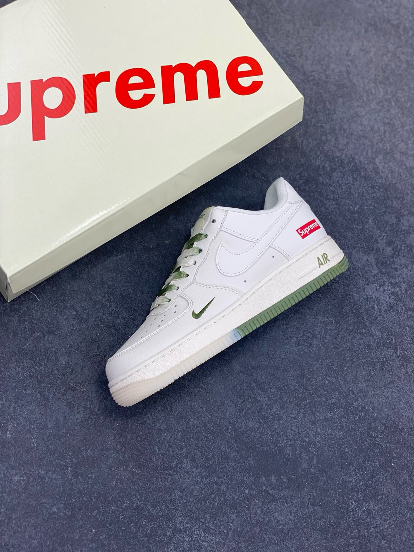 图片[7]-福利特价 NIke Air Force 1 \’07 Low “Supreme联名–米青”空军一号 低帮 运动鞋 休闲鞋 折边针车 工艺难度大 原楦头原纸板 原装鞋盒 定制五金配件 内置全掌气垫 原厂鞋底 货号：BB7577-213 尺码：36 36.5 37.5 38 38.5 39 40 40.5 41 42 42.5 43 44 44.5 45-选品中心