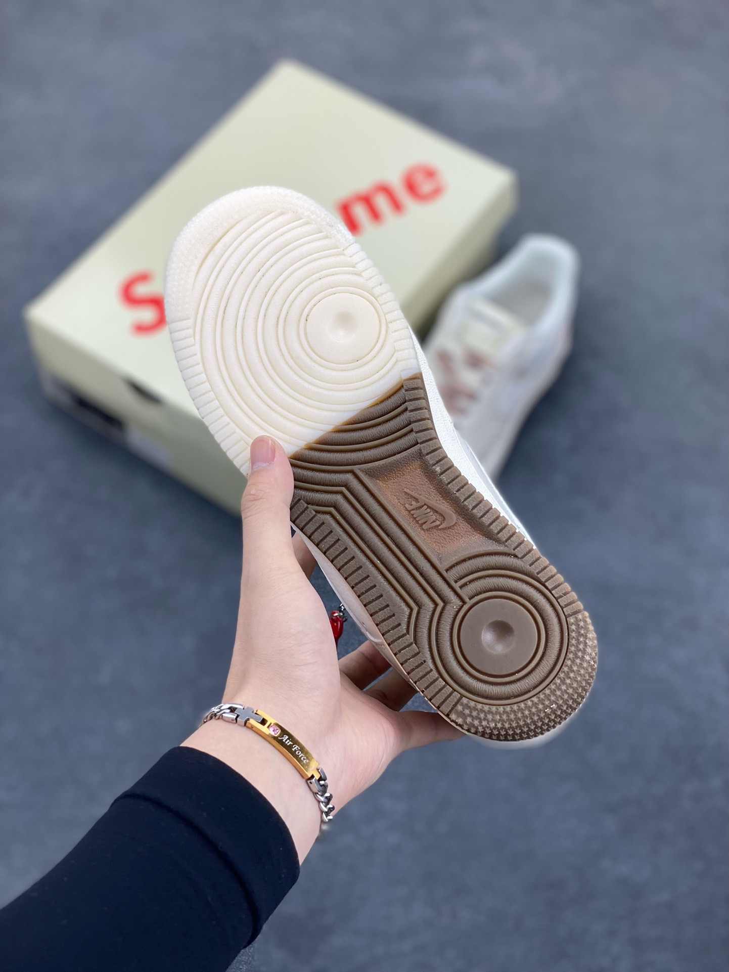 图片[5]-福利特价 NIke Air Force 1 \’07 Low “Supreme联名–米咖双拼”空军一号 低帮 运动鞋 休闲鞋 折边针车 工艺难度大 原楦头原纸板 原装鞋盒 定制五金配件 内置全掌气垫 原厂鞋底 货号：BB7577-215 尺码：36 36.5 37.5 38 38.5 39 40 40.5 41 42 42.5 43 44 44.5 45-选品中心