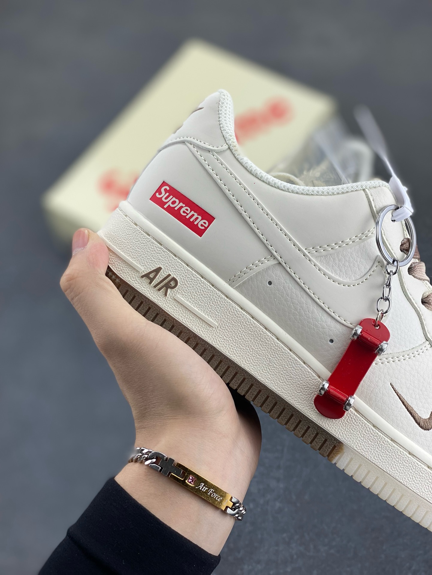 图片[6]-福利特价 NIke Air Force 1 \’07 Low “Supreme联名–米咖双拼”空军一号 低帮 运动鞋 休闲鞋 折边针车 工艺难度大 原楦头原纸板 原装鞋盒 定制五金配件 内置全掌气垫 原厂鞋底 货号：BB7577-215 尺码：36 36.5 37.5 38 38.5 39 40 40.5 41 42 42.5 43 44 44.5 45-选品中心