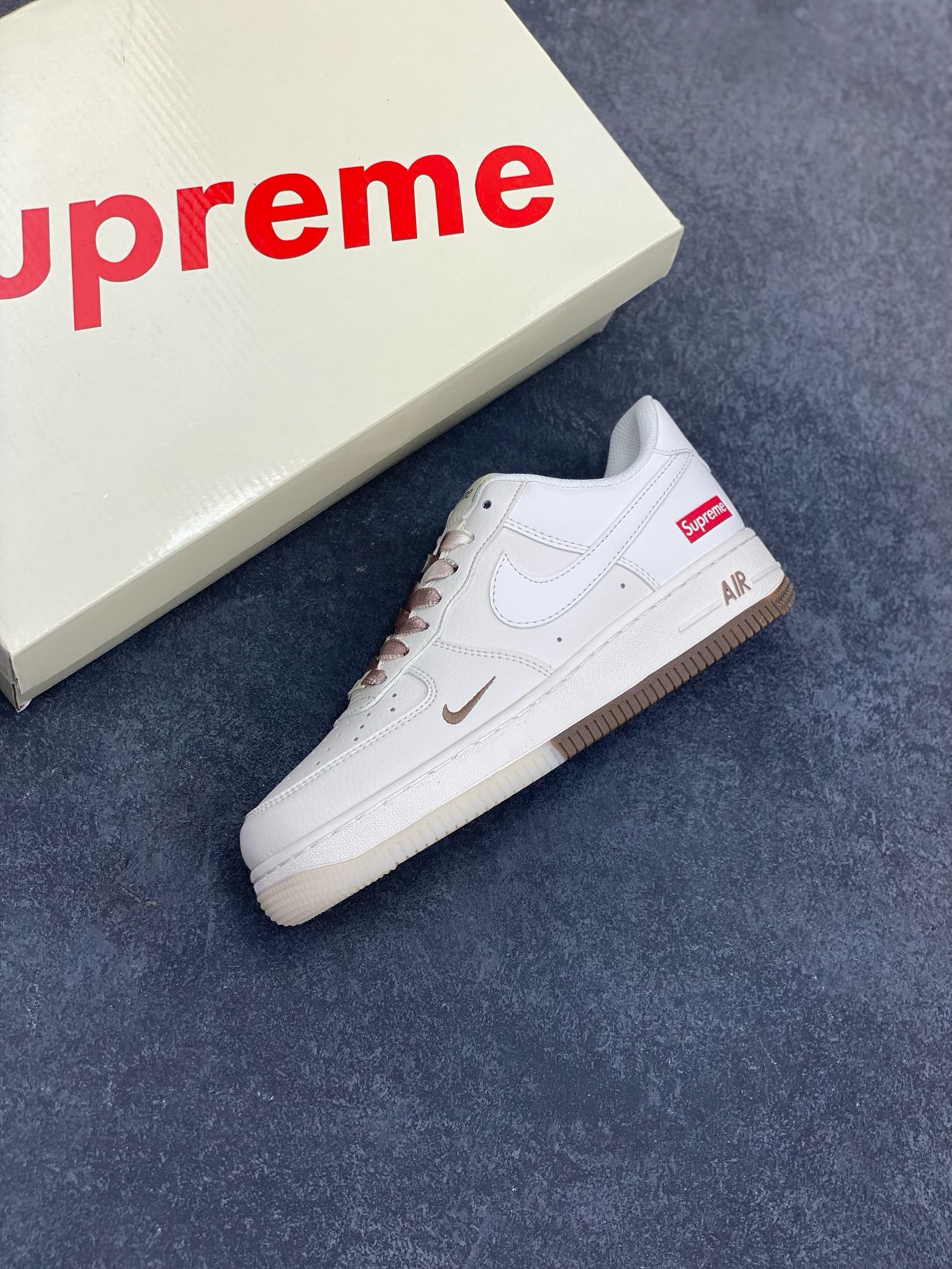 图片[7]-福利特价 NIke Air Force 1 \’07 Low “Supreme联名–米咖双拼”空军一号 低帮 运动鞋 休闲鞋 折边针车 工艺难度大 原楦头原纸板 原装鞋盒 定制五金配件 内置全掌气垫 原厂鞋底 货号：BB7577-215 尺码：36 36.5 37.5 38 38.5 39 40 40.5 41 42 42.5 43 44 44.5 45-选品中心