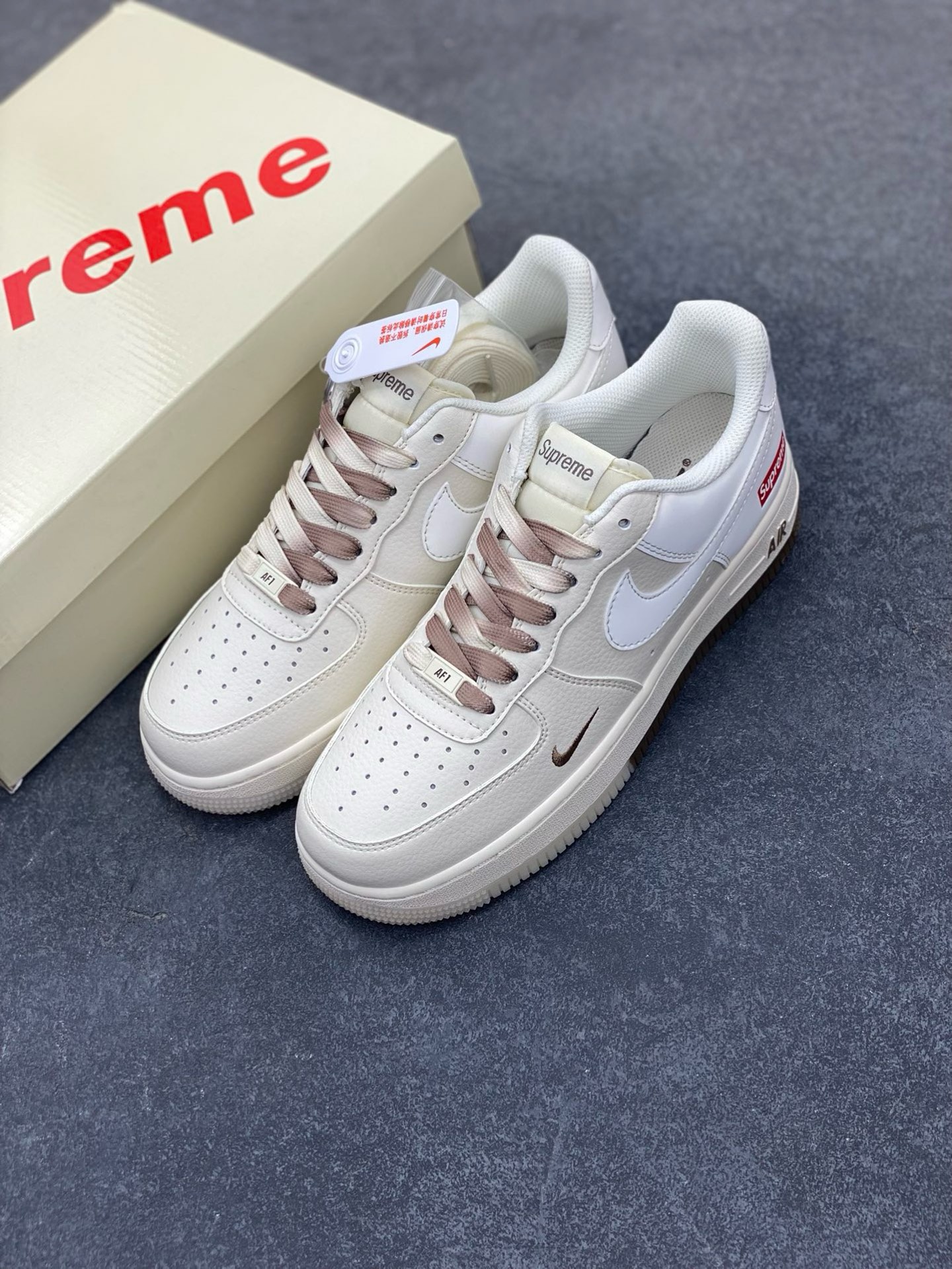 图片[8]-福利特价 NIke Air Force 1 \’07 Low “Supreme联名–米咖双拼”空军一号 低帮 运动鞋 休闲鞋 折边针车 工艺难度大 原楦头原纸板 原装鞋盒 定制五金配件 内置全掌气垫 原厂鞋底 货号：BB7577-215 尺码：36 36.5 37.5 38 38.5 39 40 40.5 41 42 42.5 43 44 44.5 45-选品中心