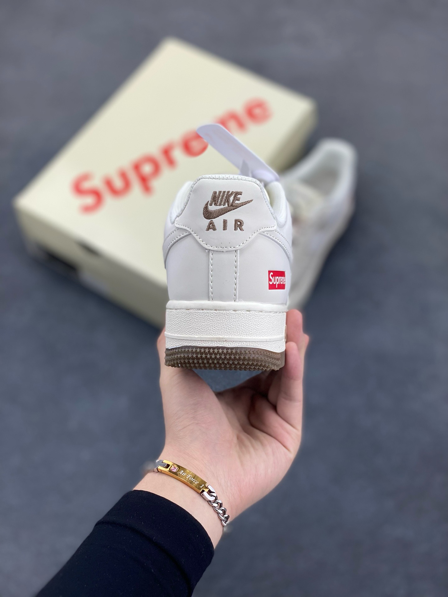 图片[4]-福利特价 NIke Air Force 1 \’07 Low “Supreme联名–米咖双拼”空军一号 低帮 运动鞋 休闲鞋 折边针车 工艺难度大 原楦头原纸板 原装鞋盒 定制五金配件 内置全掌气垫 原厂鞋底 货号：BB7577-215 尺码：36 36.5 37.5 38 38.5 39 40 40.5 41 42 42.5 43 44 44.5 45-选品中心