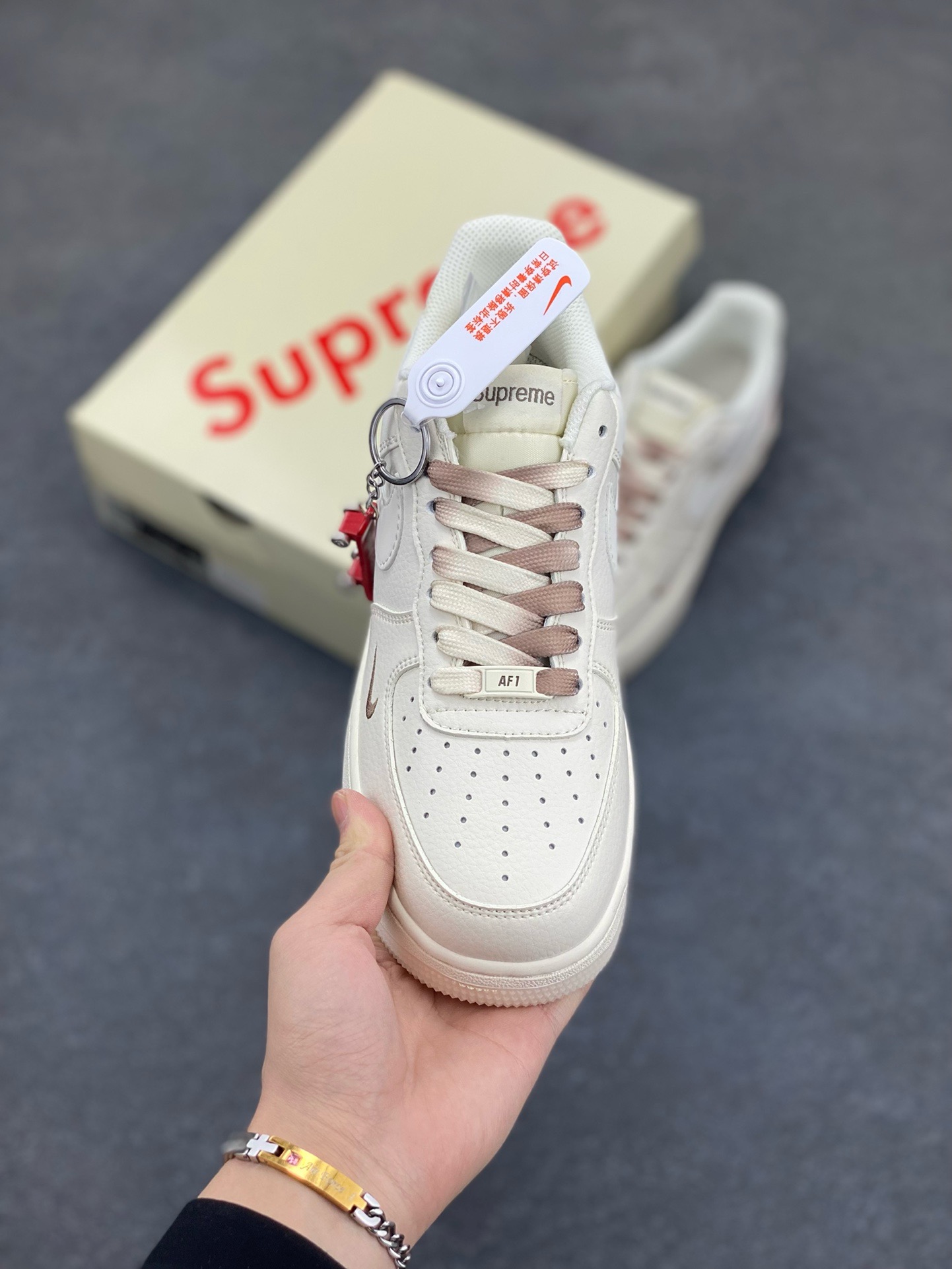 图片[2]-福利特价 NIke Air Force 1 \’07 Low “Supreme联名–米咖双拼”空军一号 低帮 运动鞋 休闲鞋 折边针车 工艺难度大 原楦头原纸板 原装鞋盒 定制五金配件 内置全掌气垫 原厂鞋底 货号：BB7577-215 尺码：36 36.5 37.5 38 38.5 39 40 40.5 41 42 42.5 43 44 44.5 45-选品中心