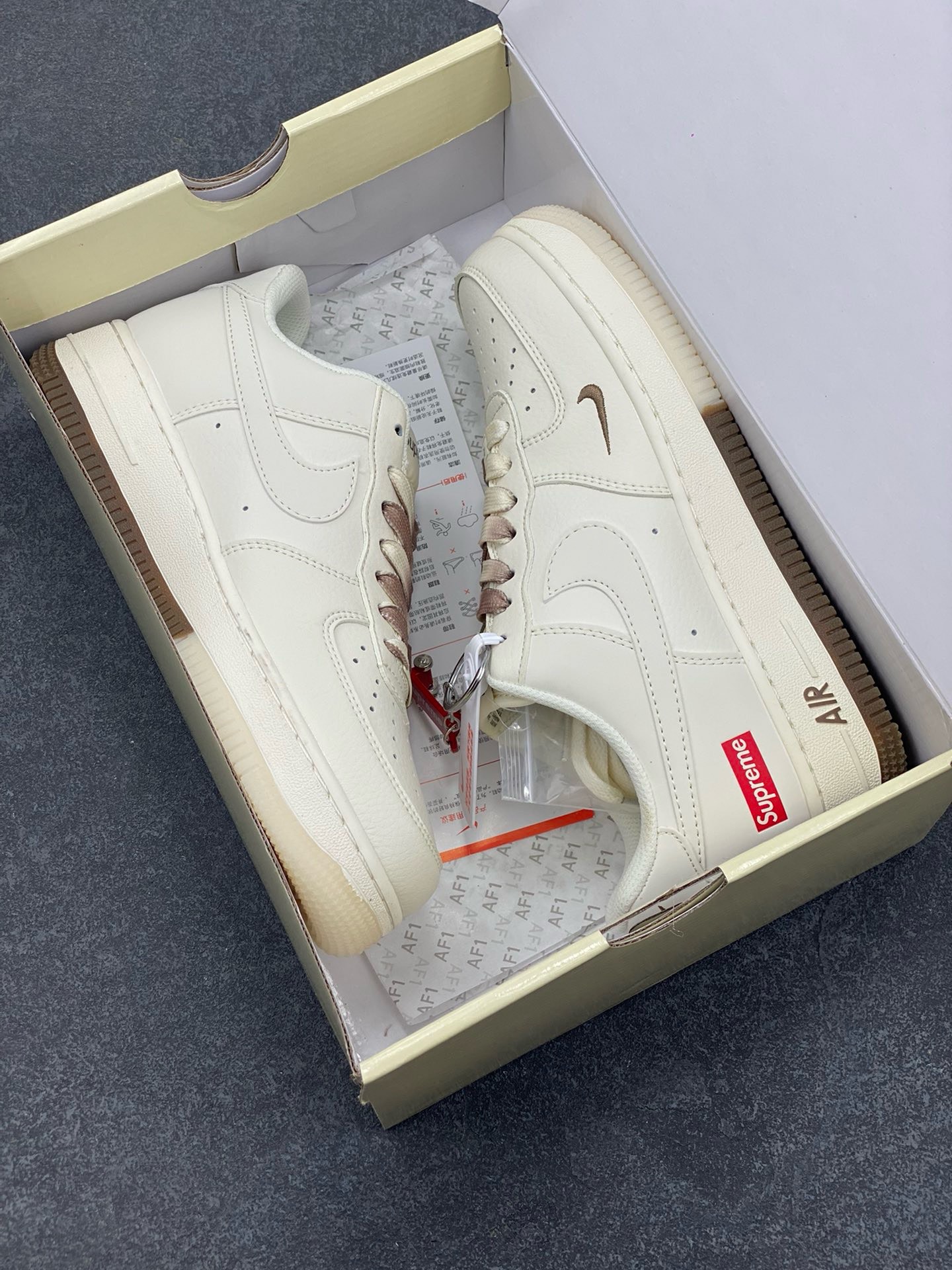 图片[9]-福利特价 NIke Air Force 1 \’07 Low “Supreme联名–米咖双拼”空军一号 低帮 运动鞋 休闲鞋 折边针车 工艺难度大 原楦头原纸板 原装鞋盒 定制五金配件 内置全掌气垫 原厂鞋底 货号：BB7577-215 尺码：36 36.5 37.5 38 38.5 39 40 40.5 41 42 42.5 43 44 44.5 45-选品中心