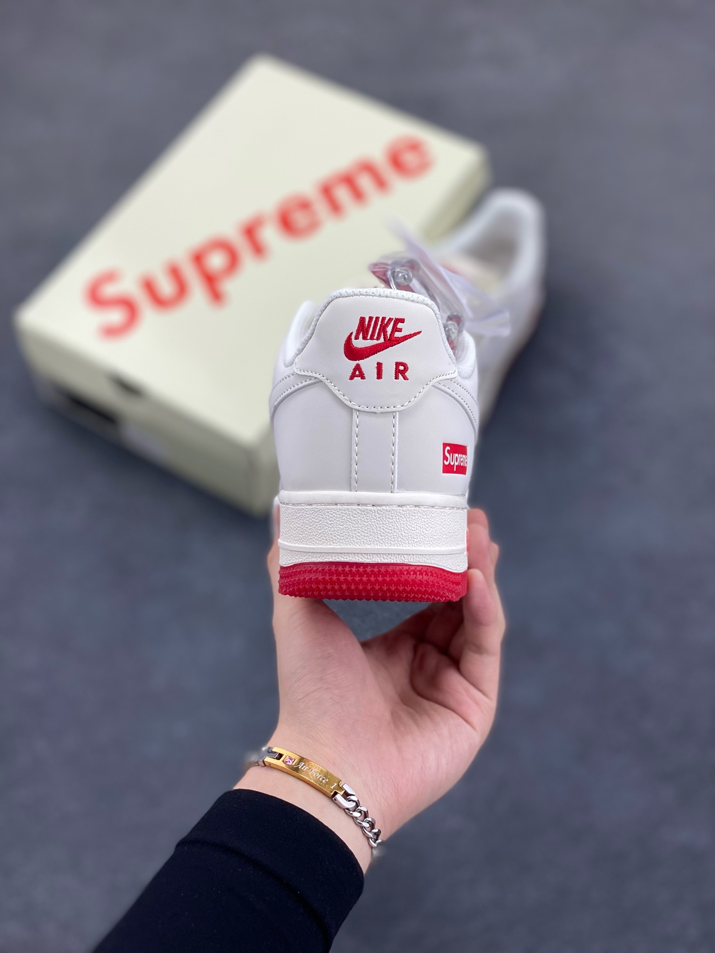 图片[4]-福利特价 NIke Air Force 1 \’07 Low “Supreme联名–米红双拼”空军一号 低帮 运动鞋 休闲鞋 折边针车 工艺难度大 原楦头原纸板 原装鞋盒 定制五金配件 内置全掌气垫 原厂鞋底 货号：BB7577-216 尺码：36 36.5 37.5 38 38.5 39 40 40.5 41 42 42.5 43 44 44.5 45-选品中心