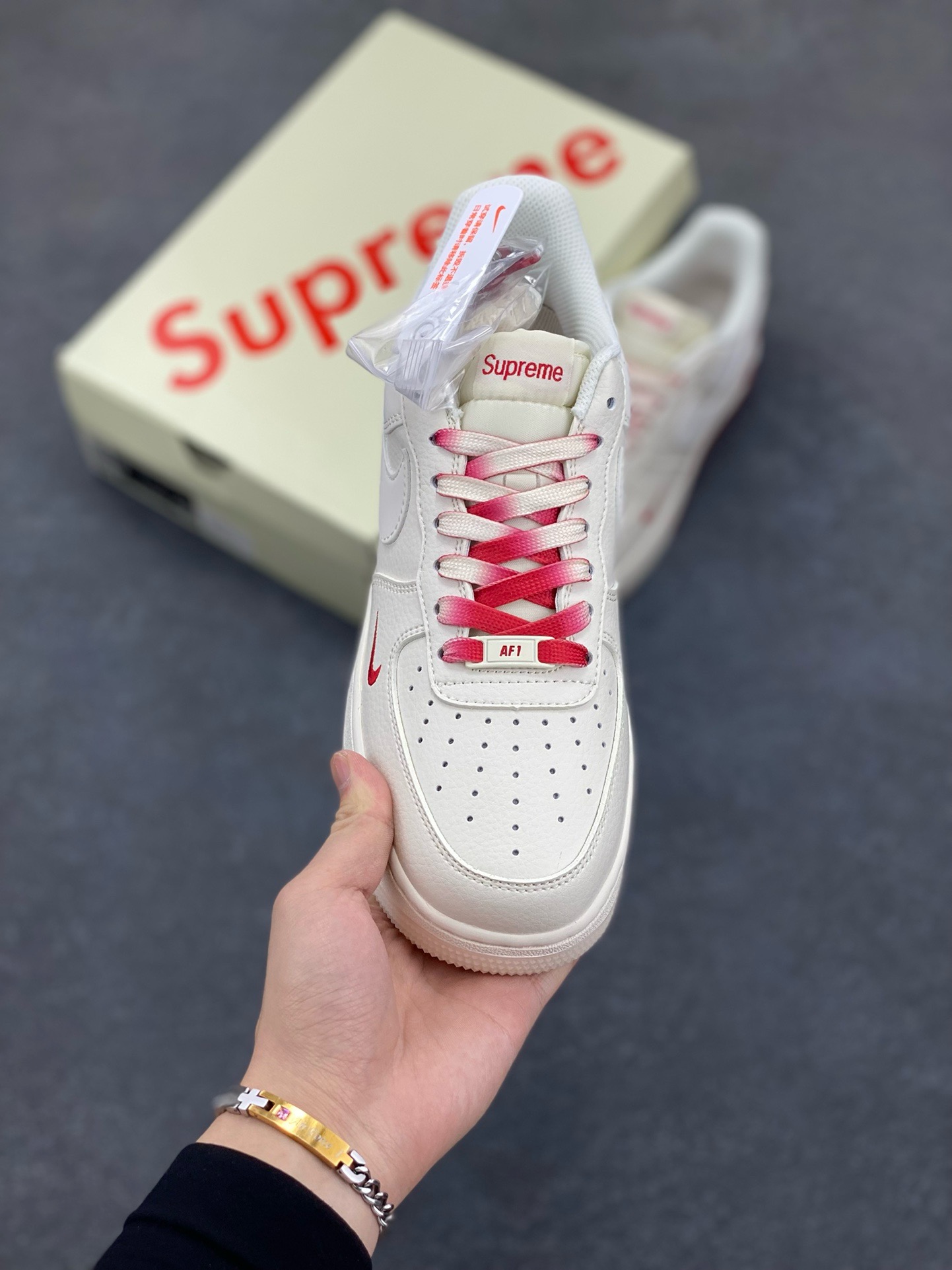 图片[2]-福利特价 NIke Air Force 1 \’07 Low “Supreme联名–米红双拼”空军一号 低帮 运动鞋 休闲鞋 折边针车 工艺难度大 原楦头原纸板 原装鞋盒 定制五金配件 内置全掌气垫 原厂鞋底 货号：BB7577-216 尺码：36 36.5 37.5 38 38.5 39 40 40.5 41 42 42.5 43 44 44.5 45-选品中心