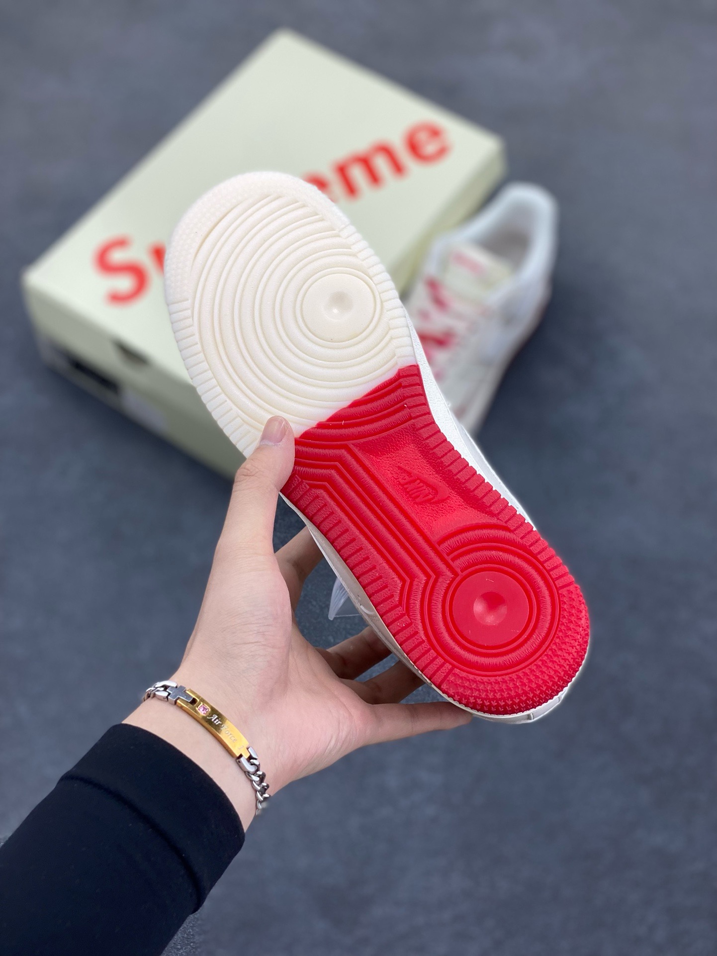 图片[5]-福利特价 NIke Air Force 1 \’07 Low “Supreme联名–米红双拼”空军一号 低帮 运动鞋 休闲鞋 折边针车 工艺难度大 原楦头原纸板 原装鞋盒 定制五金配件 内置全掌气垫 原厂鞋底 货号：BB7577-216 尺码：36 36.5 37.5 38 38.5 39 40 40.5 41 42 42.5 43 44 44.5 45-选品中心