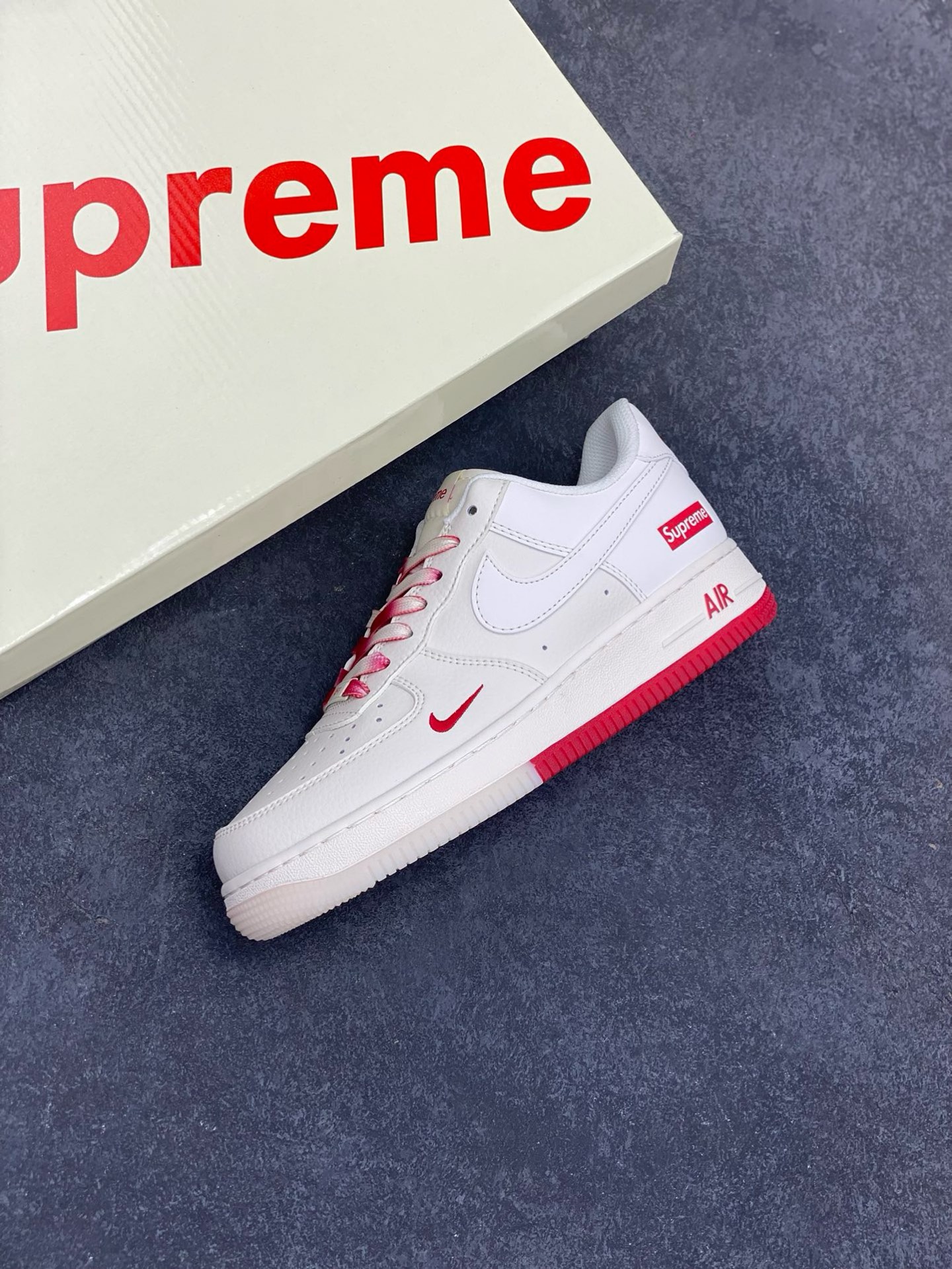 图片[7]-福利特价 NIke Air Force 1 \’07 Low “Supreme联名–米红双拼”空军一号 低帮 运动鞋 休闲鞋 折边针车 工艺难度大 原楦头原纸板 原装鞋盒 定制五金配件 内置全掌气垫 原厂鞋底 货号：BB7577-216 尺码：36 36.5 37.5 38 38.5 39 40 40.5 41 42 42.5 43 44 44.5 45-选品中心