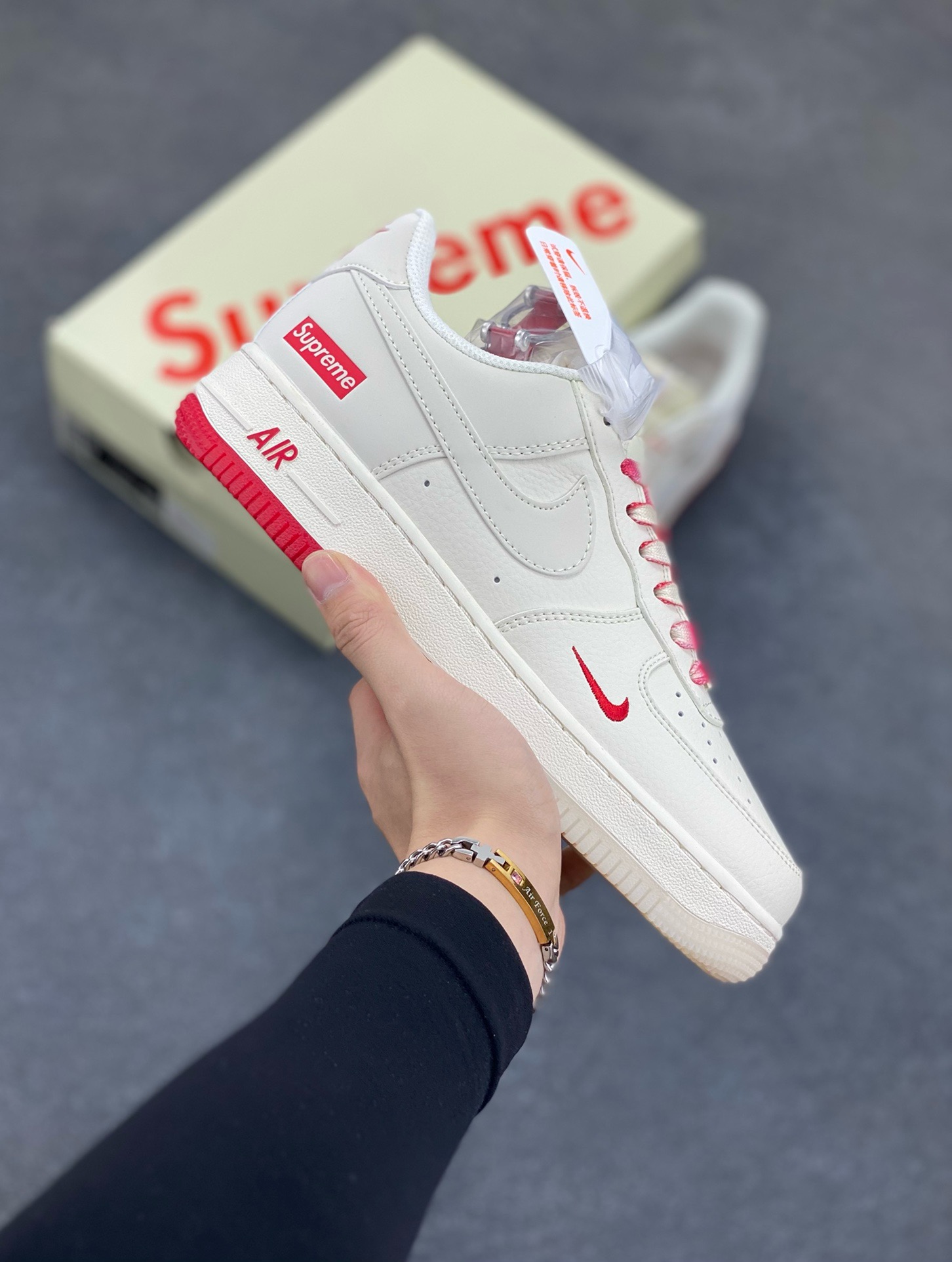 福利特价 NIke Air Force 1 \’07 Low “Supreme联名–米红双拼”空军一号 低帮 运动鞋 休闲鞋 折边针车 工艺难度大 原楦头原纸板 原装鞋盒 定制五金配件 内置全掌气垫 原厂鞋底 货号：BB7577-216 尺码：36 36.5 37.5 38 38.5 39 40 40.5 41 42 42.5 43 44 44.5 45-选品中心