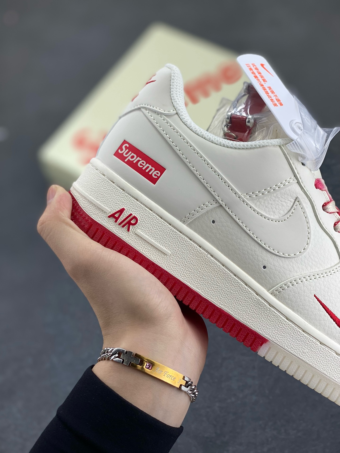 图片[6]-福利特价 NIke Air Force 1 \’07 Low “Supreme联名–米红双拼”空军一号 低帮 运动鞋 休闲鞋 折边针车 工艺难度大 原楦头原纸板 原装鞋盒 定制五金配件 内置全掌气垫 原厂鞋底 货号：BB7577-216 尺码：36 36.5 37.5 38 38.5 39 40 40.5 41 42 42.5 43 44 44.5 45-选品中心