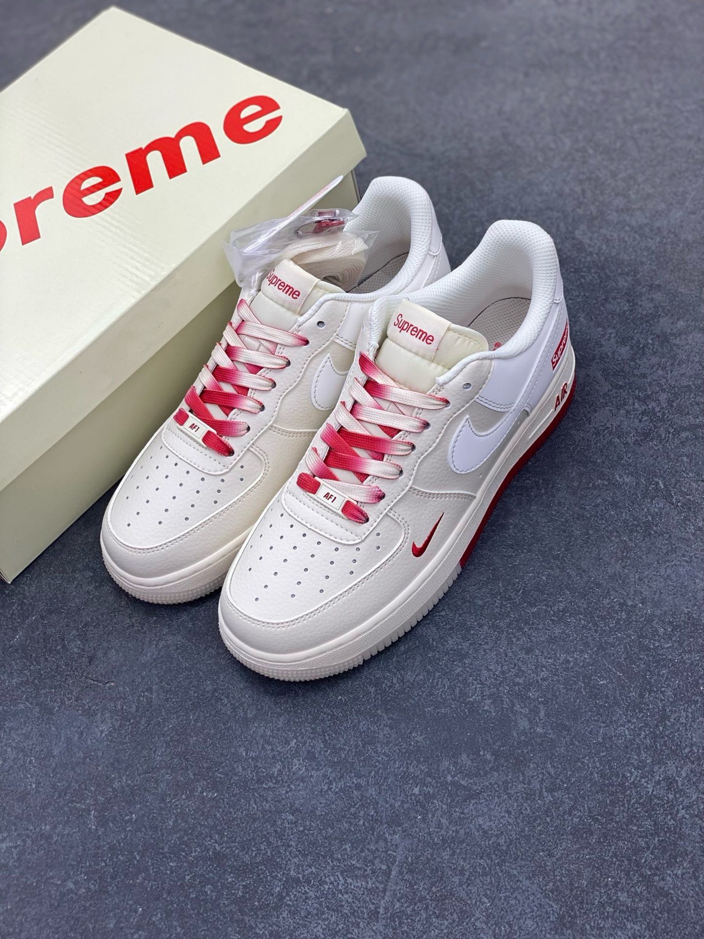 图片[8]-福利特价 NIke Air Force 1 \’07 Low “Supreme联名–米红双拼”空军一号 低帮 运动鞋 休闲鞋 折边针车 工艺难度大 原楦头原纸板 原装鞋盒 定制五金配件 内置全掌气垫 原厂鞋底 货号：BB7577-216 尺码：36 36.5 37.5 38 38.5 39 40 40.5 41 42 42.5 43 44 44.5 45-选品中心