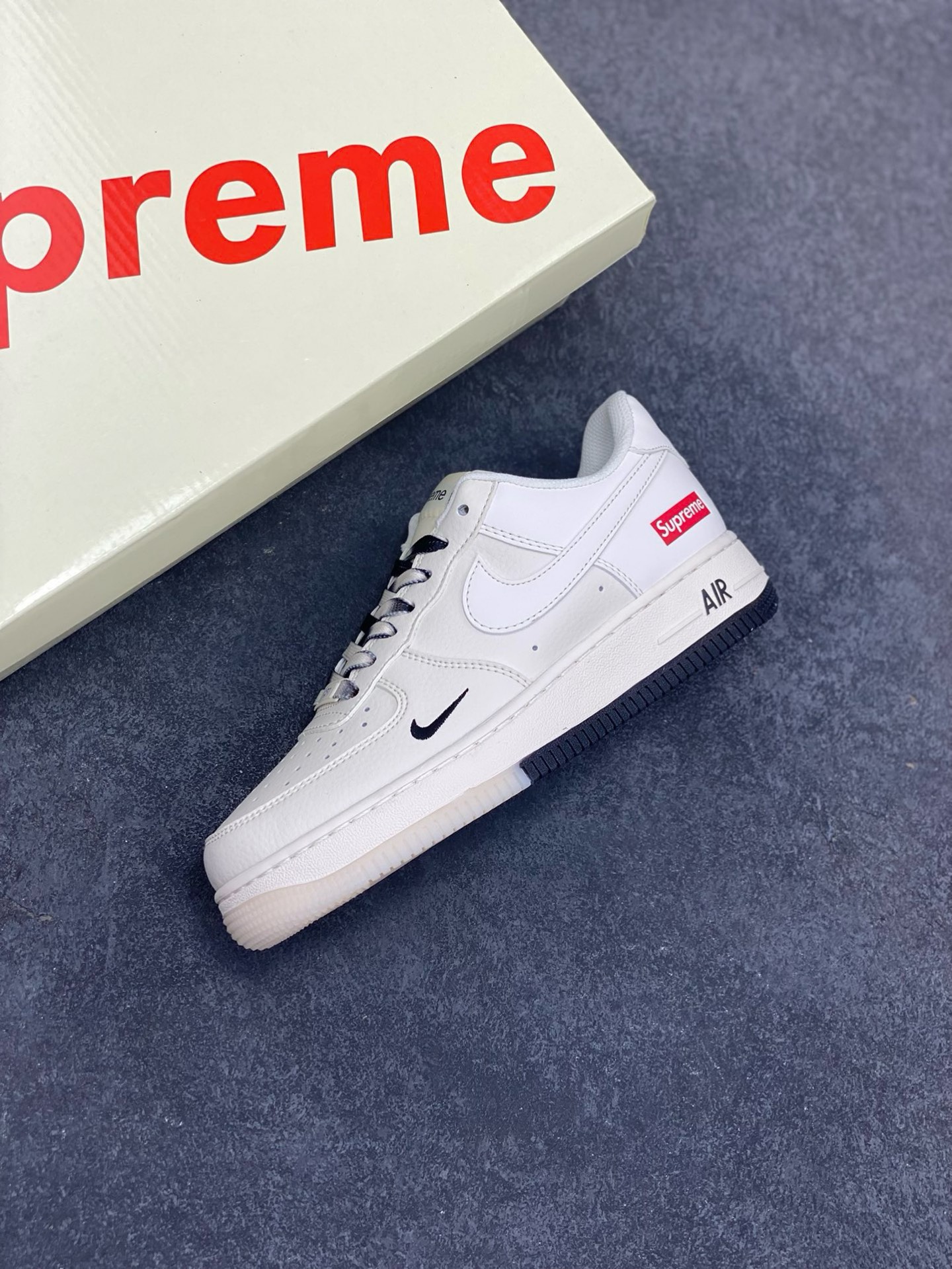 图片[7]-福利特价 NIke Air Force 1 \’07 Low “Supreme联名–米白黑双拼”空军一号 低帮 运动鞋 休闲鞋 折边针车 工艺难度大 原楦头原纸板 原装鞋盒 定制五金配件 内置全掌气垫 原厂鞋底 货号：BB7577-217 尺码：36 36.5 37.5 38 38.5 39 40 40.5 41 42 42.5 43 44 44.5 45-选品中心