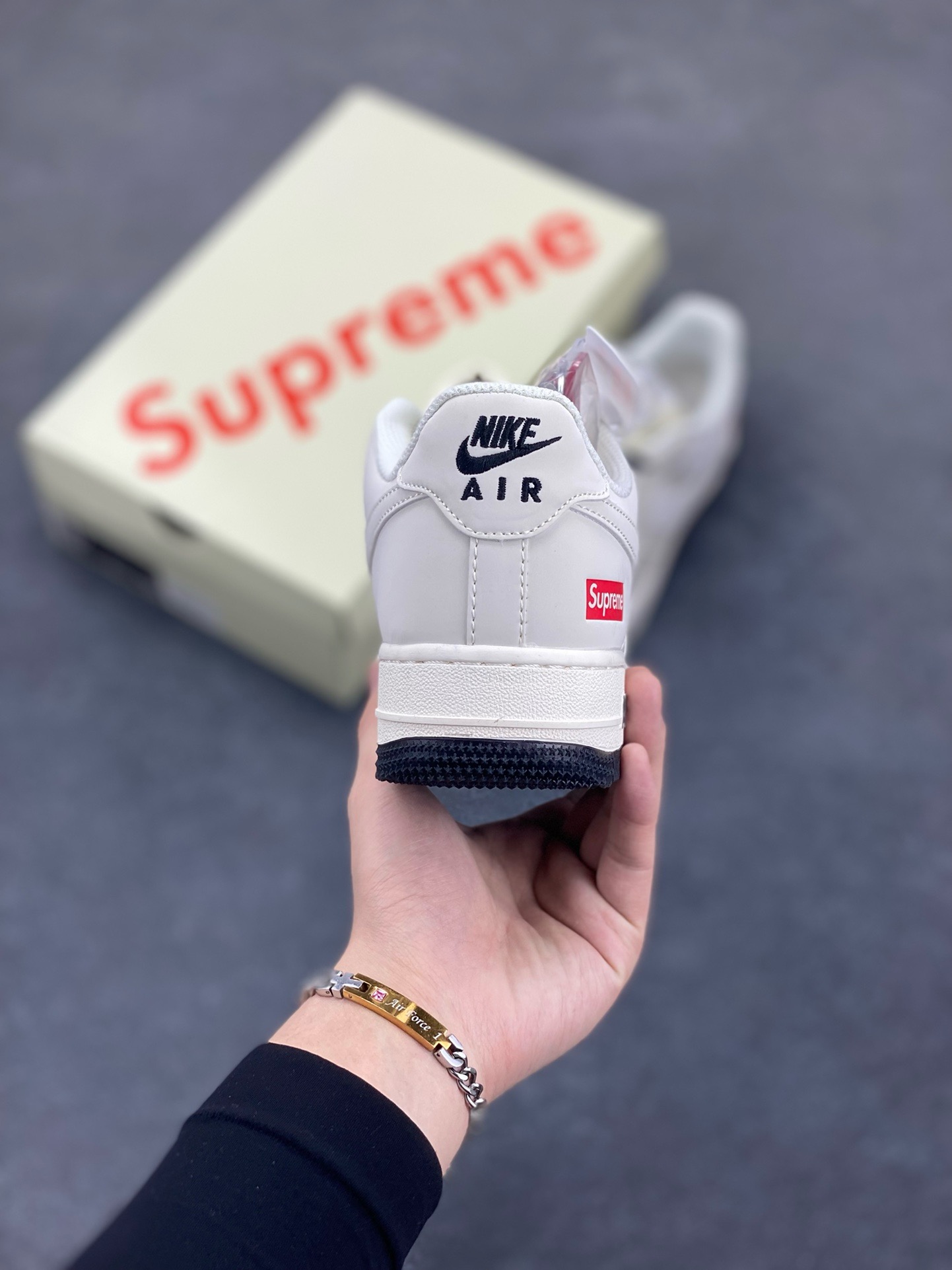 图片[4]-福利特价 NIke Air Force 1 \’07 Low “Supreme联名–米白黑双拼”空军一号 低帮 运动鞋 休闲鞋 折边针车 工艺难度大 原楦头原纸板 原装鞋盒 定制五金配件 内置全掌气垫 原厂鞋底 货号：BB7577-217 尺码：36 36.5 37.5 38 38.5 39 40 40.5 41 42 42.5 43 44 44.5 45-选品中心