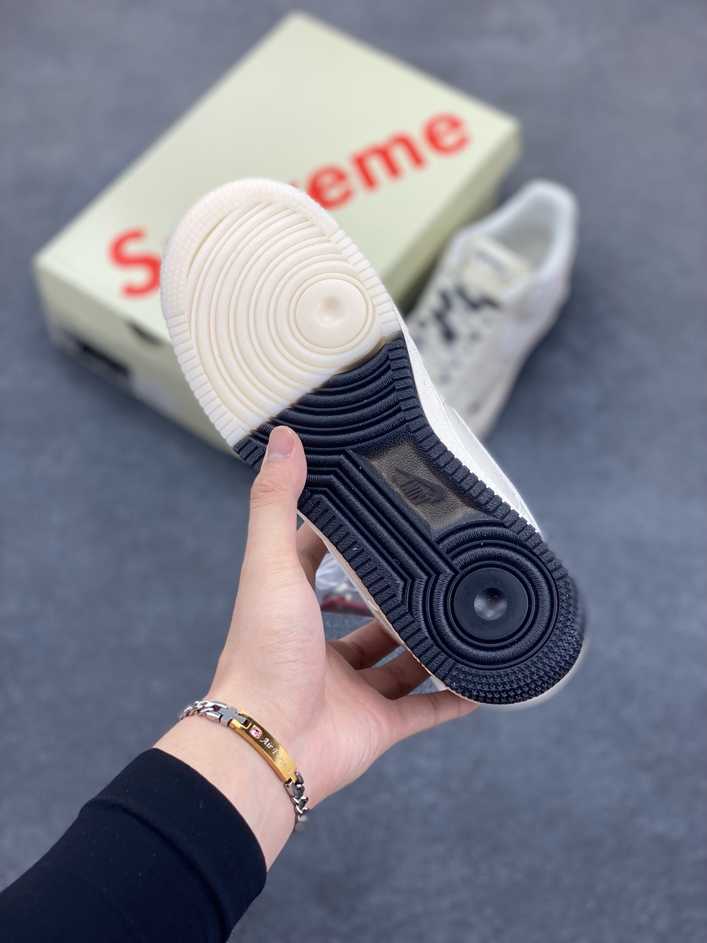 图片[5]-福利特价 NIke Air Force 1 \’07 Low “Supreme联名–米白黑双拼”空军一号 低帮 运动鞋 休闲鞋 折边针车 工艺难度大 原楦头原纸板 原装鞋盒 定制五金配件 内置全掌气垫 原厂鞋底 货号：BB7577-217 尺码：36 36.5 37.5 38 38.5 39 40 40.5 41 42 42.5 43 44 44.5 45-选品中心
