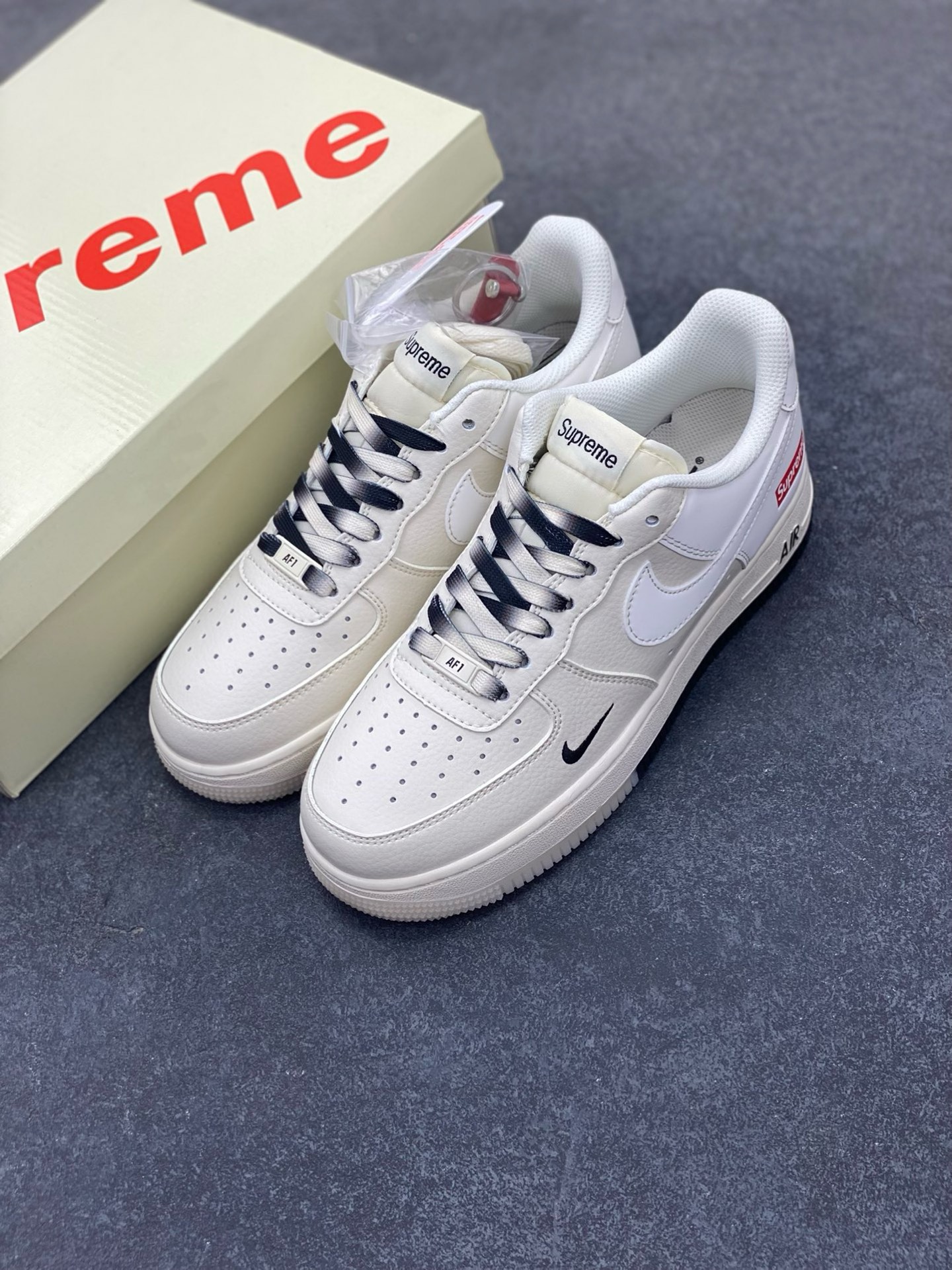 图片[8]-福利特价 NIke Air Force 1 \’07 Low “Supreme联名–米白黑双拼”空军一号 低帮 运动鞋 休闲鞋 折边针车 工艺难度大 原楦头原纸板 原装鞋盒 定制五金配件 内置全掌气垫 原厂鞋底 货号：BB7577-217 尺码：36 36.5 37.5 38 38.5 39 40 40.5 41 42 42.5 43 44 44.5 45-选品中心