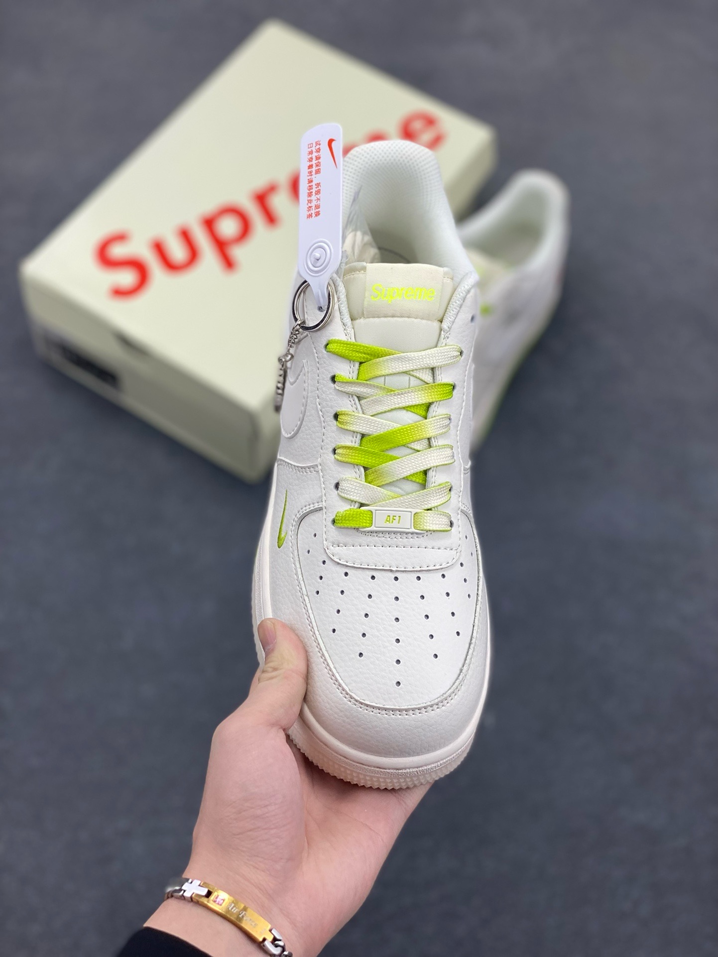 图片[2]-福利特价 NIke Air Force 1 \’07 Low “Supreme联名–米白荧光绿”空军一号 低帮 运动鞋 休闲鞋 折边针车 工艺难度大 原楦头原纸板 原装鞋盒 定制五金配件 内置全掌气垫 原厂鞋底 货号：BB7577-219 尺码：36 36.5 37.5 38 38.5 39 40 40.5 41 42 42.5 43 44 44.5 45-选品中心
