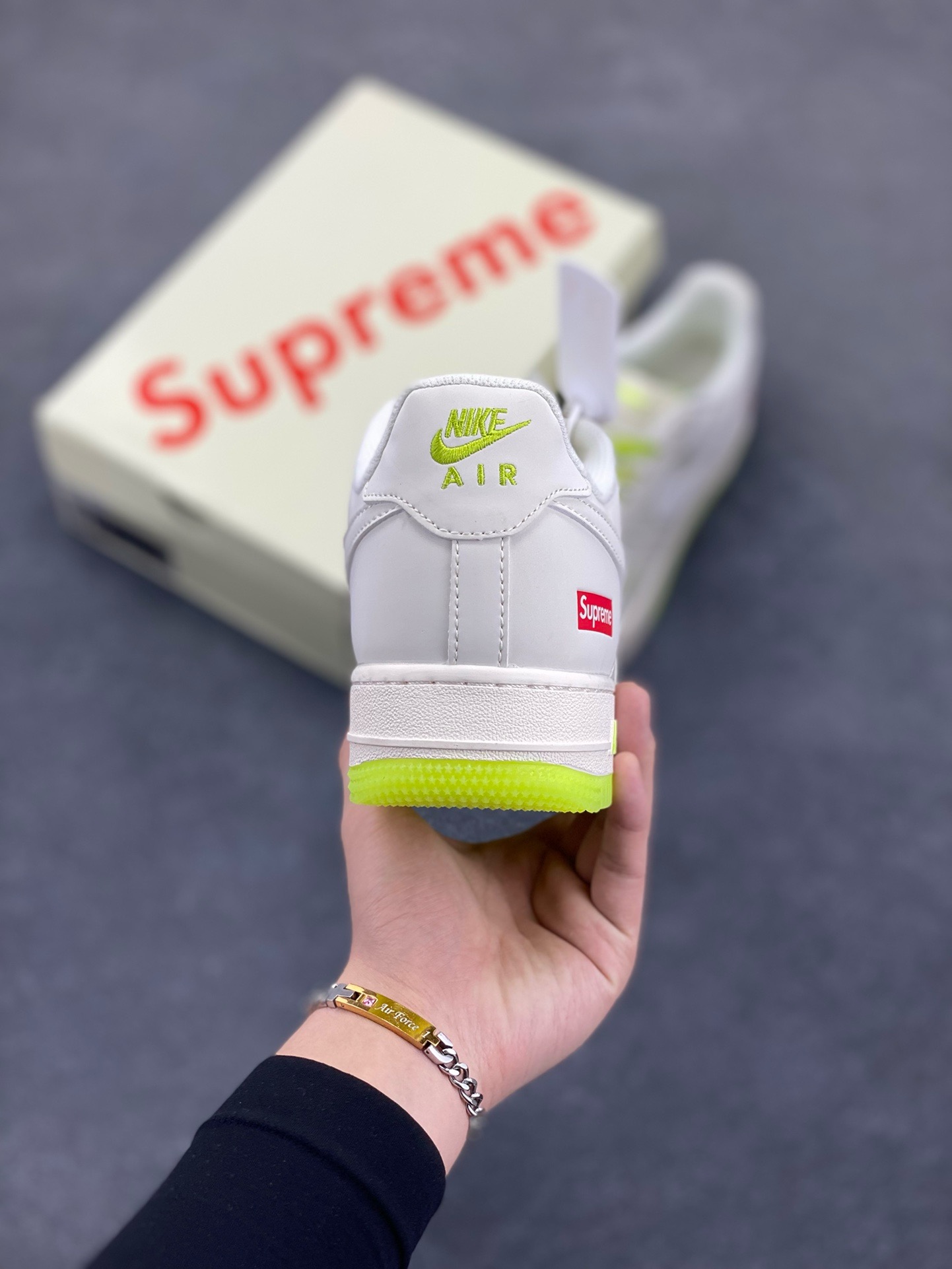 图片[4]-福利特价 NIke Air Force 1 \’07 Low “Supreme联名–米白荧光绿”空军一号 低帮 运动鞋 休闲鞋 折边针车 工艺难度大 原楦头原纸板 原装鞋盒 定制五金配件 内置全掌气垫 原厂鞋底 货号：BB7577-219 尺码：36 36.5 37.5 38 38.5 39 40 40.5 41 42 42.5 43 44 44.5 45-选品中心