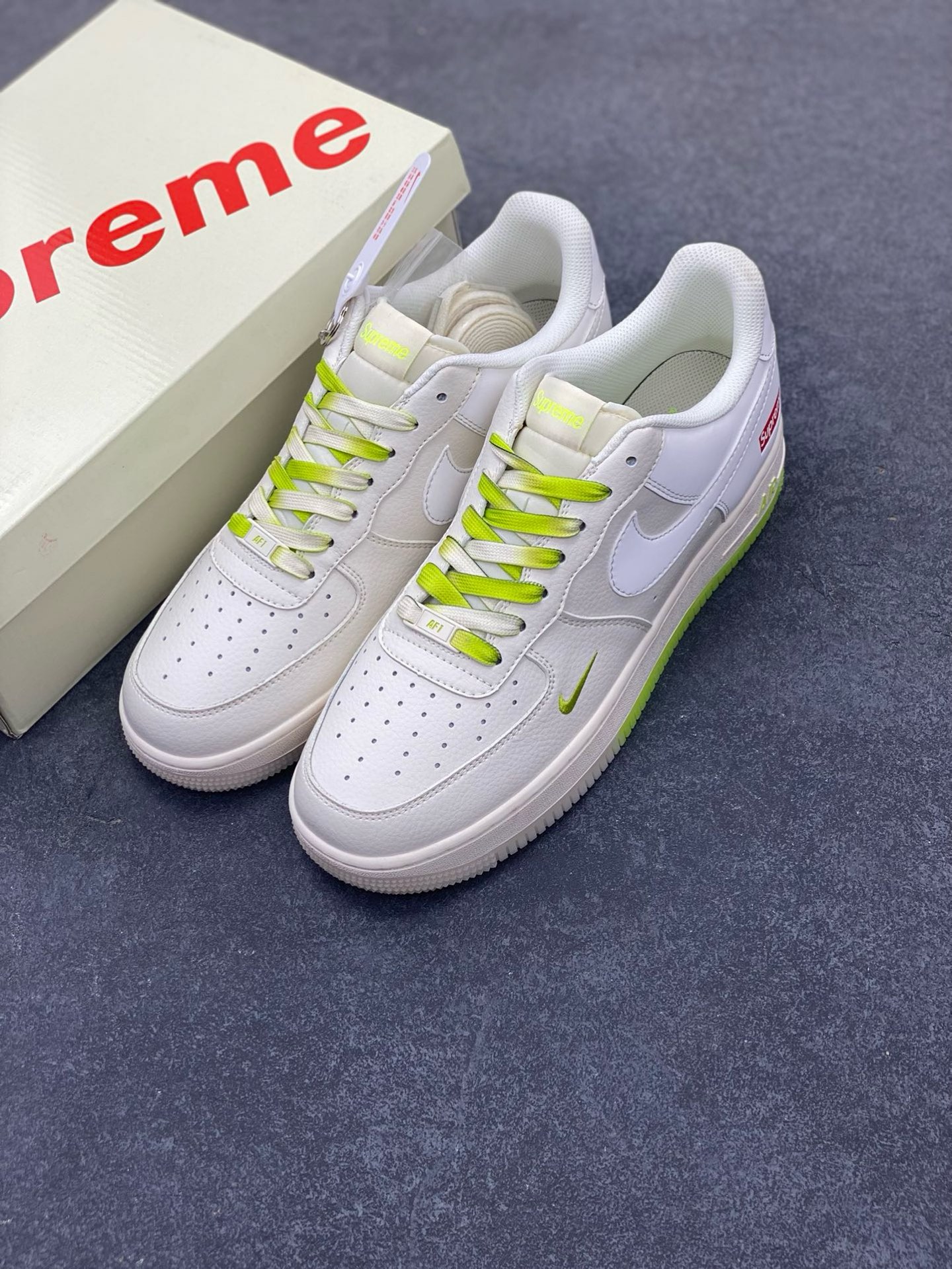 图片[8]-福利特价 NIke Air Force 1 \’07 Low “Supreme联名–米白荧光绿”空军一号 低帮 运动鞋 休闲鞋 折边针车 工艺难度大 原楦头原纸板 原装鞋盒 定制五金配件 内置全掌气垫 原厂鞋底 货号：BB7577-219 尺码：36 36.5 37.5 38 38.5 39 40 40.5 41 42 42.5 43 44 44.5 45-选品中心