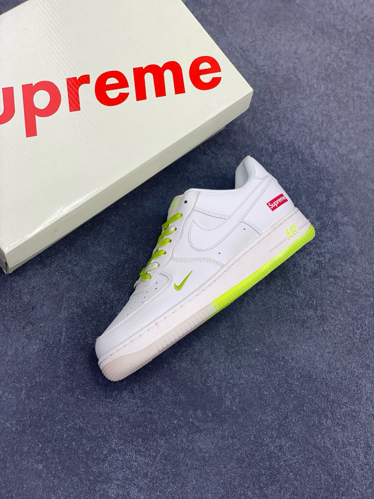 图片[7]-福利特价 NIke Air Force 1 \’07 Low “Supreme联名–米白荧光绿”空军一号 低帮 运动鞋 休闲鞋 折边针车 工艺难度大 原楦头原纸板 原装鞋盒 定制五金配件 内置全掌气垫 原厂鞋底 货号：BB7577-219 尺码：36 36.5 37.5 38 38.5 39 40 40.5 41 42 42.5 43 44 44.5 45-选品中心