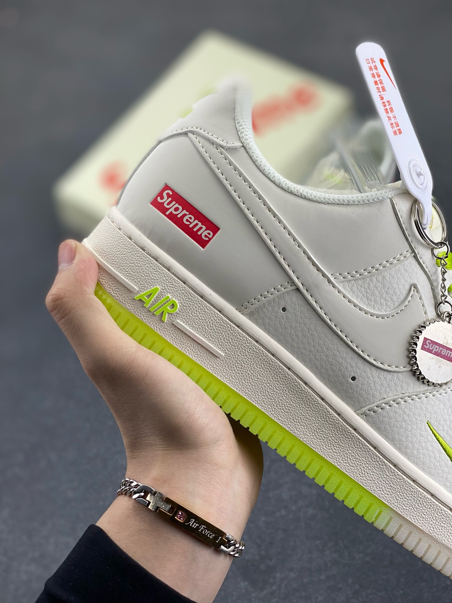图片[6]-福利特价 NIke Air Force 1 \’07 Low “Supreme联名–米白荧光绿”空军一号 低帮 运动鞋 休闲鞋 折边针车 工艺难度大 原楦头原纸板 原装鞋盒 定制五金配件 内置全掌气垫 原厂鞋底 货号：BB7577-219 尺码：36 36.5 37.5 38 38.5 39 40 40.5 41 42 42.5 43 44 44.5 45-选品中心