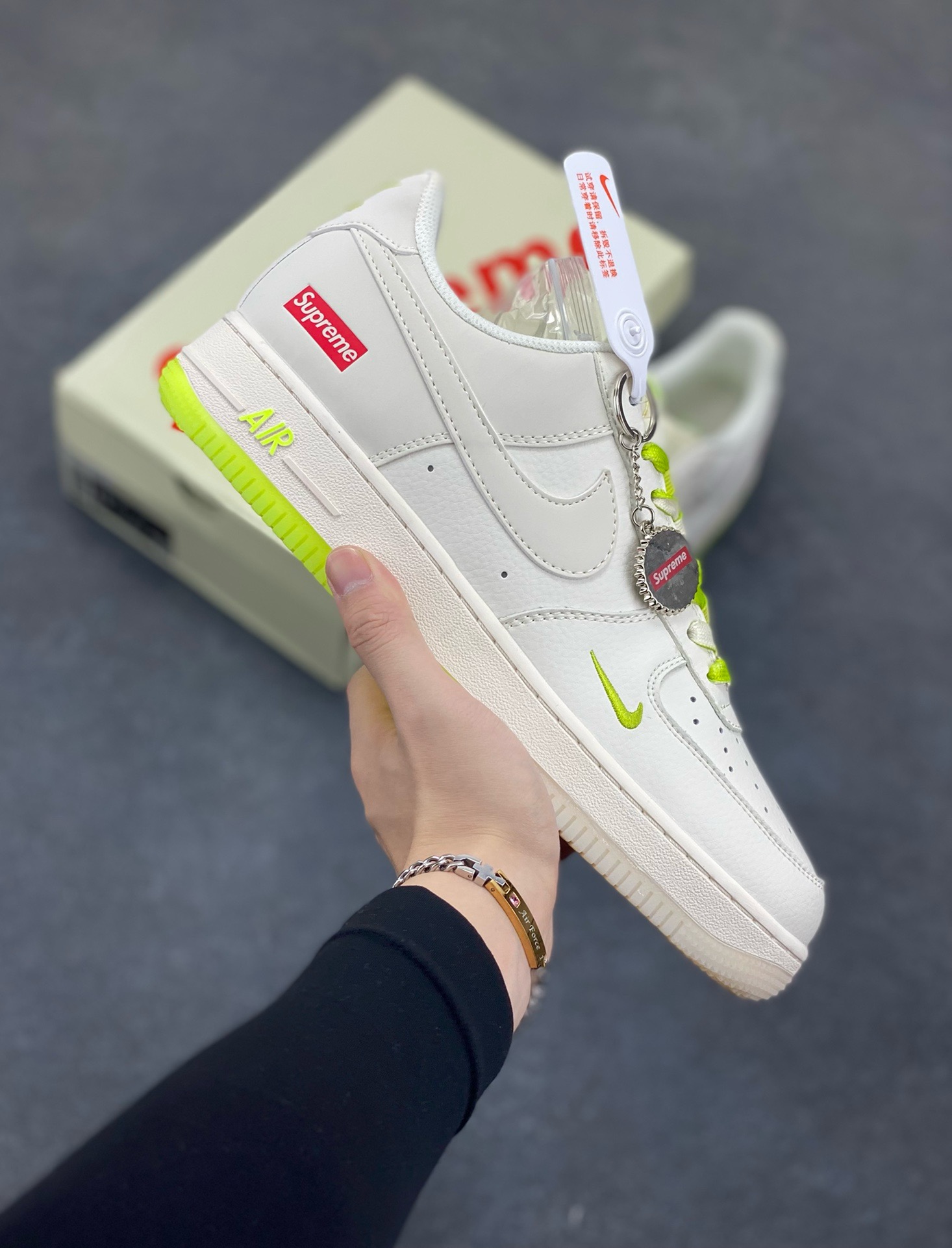 福利特价 NIke Air Force 1 \’07 Low “Supreme联名–米白荧光绿”空军一号 低帮 运动鞋 休闲鞋 折边针车 工艺难度大 原楦头原纸板 原装鞋盒 定制五金配件 内置全掌气垫 原厂鞋底 货号:BB7577-219 尺码:36 36.5 37.5 38 38.5 39 40 40.5 41 42 42.5 43 44 44.5 45-选品中心