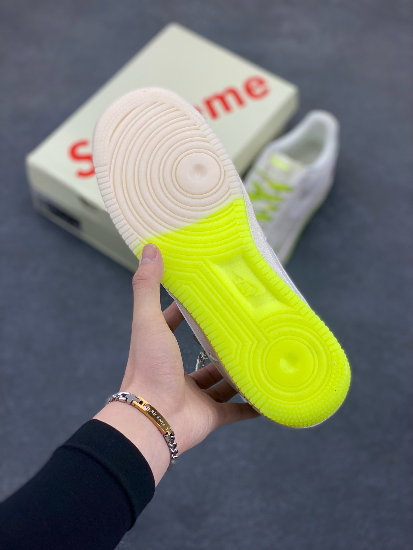 图片[5]-福利特价 NIke Air Force 1 \’07 Low “Supreme联名–米白荧光绿”空军一号 低帮 运动鞋 休闲鞋 折边针车 工艺难度大 原楦头原纸板 原装鞋盒 定制五金配件 内置全掌气垫 原厂鞋底 货号：BB7577-219 尺码：36 36.5 37.5 38 38.5 39 40 40.5 41 42 42.5 43 44 44.5 45-选品中心