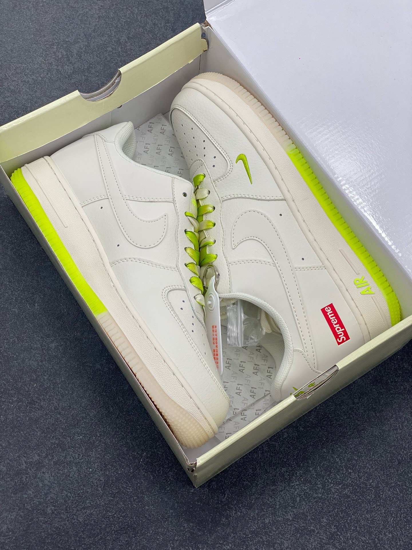 图片[9]-福利特价 NIke Air Force 1 \’07 Low “Supreme联名–米白荧光绿”空军一号 低帮 运动鞋 休闲鞋 折边针车 工艺难度大 原楦头原纸板 原装鞋盒 定制五金配件 内置全掌气垫 原厂鞋底 货号：BB7577-219 尺码：36 36.5 37.5 38 38.5 39 40 40.5 41 42 42.5 43 44 44.5 45-选品中心