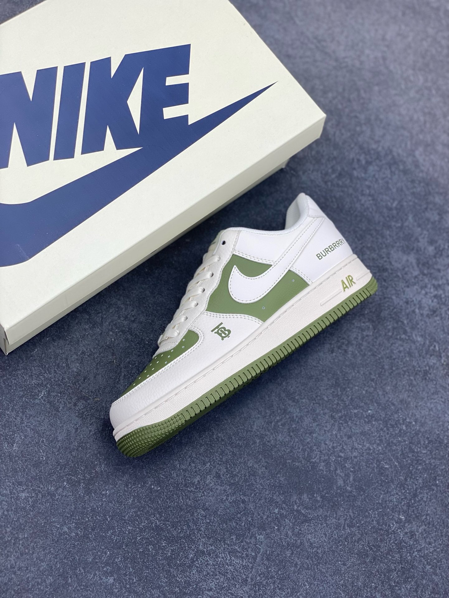 图片[7]-福利特价 NIke Air Force 1 \’07 Low “巴宝莉联名–米白艾青”空军一号 低帮 运动鞋 休闲鞋 折边针车 工艺难度大 原楦头原纸板 原装鞋盒 定制五金配件 内置全掌气垫 原厂鞋底 货号：BB8588-221 尺码：36 36.5 37.5 38 38.5 39 40 40.5 41 42 42.5 43 44 44.5 45-选品中心