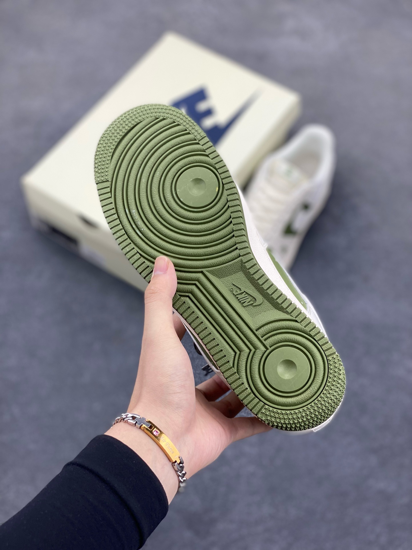 图片[5]-福利特价 NIke Air Force 1 \’07 Low “巴宝莉联名–米白艾青”空军一号 低帮 运动鞋 休闲鞋 折边针车 工艺难度大 原楦头原纸板 原装鞋盒 定制五金配件 内置全掌气垫 原厂鞋底 货号：BB8588-221 尺码：36 36.5 37.5 38 38.5 39 40 40.5 41 42 42.5 43 44 44.5 45-选品中心