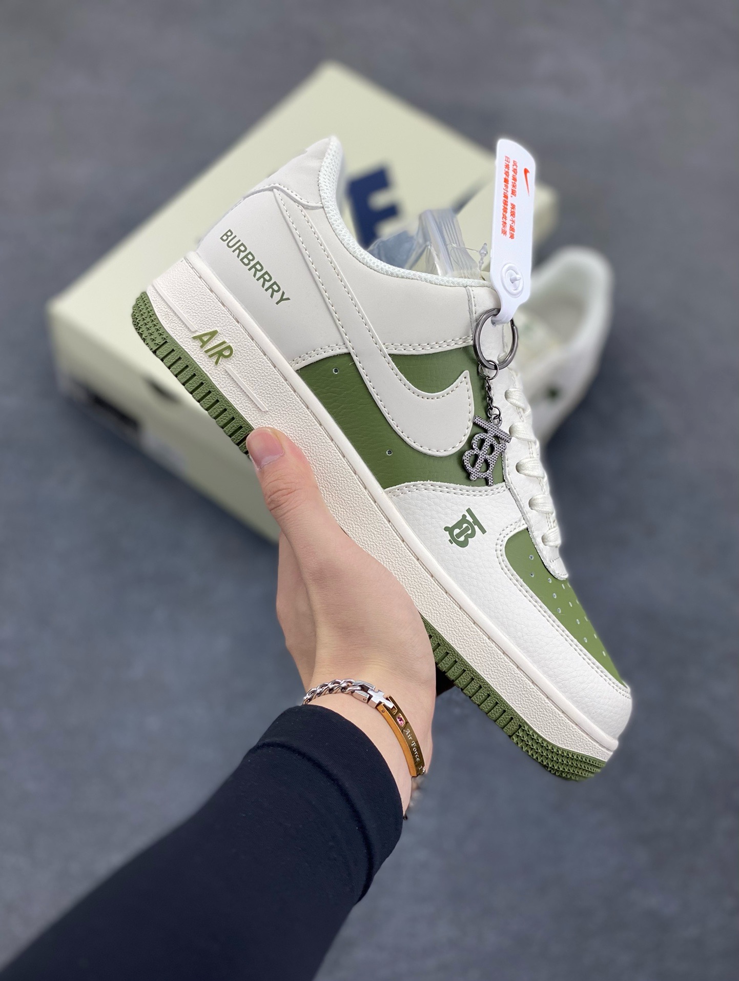 福利特价 NIke Air Force 1 \'07 Low “巴宝莉联名--米白艾青”空军一号 低帮 运动鞋 休闲鞋 折边针车 工艺难度大 原楦头原纸板 原装鞋盒 定制五金配件 内置全掌气垫 原厂鞋底 货号：BB8588-221 尺码：36 36.5 37.5 38 38.5 39 40 40.5 41 42 42.5 43 44 44.5 45-选品中心