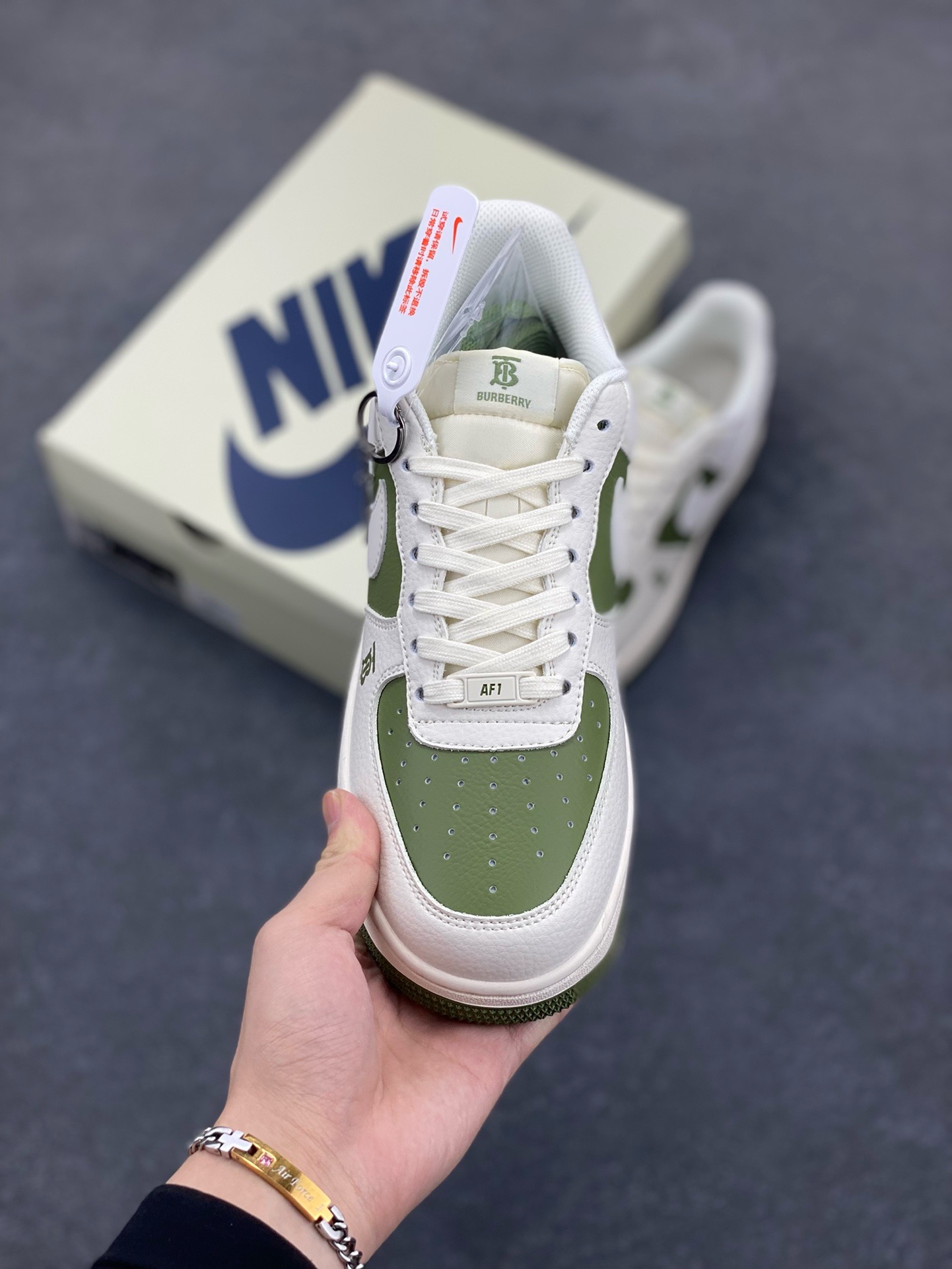 图片[2]-福利特价 NIke Air Force 1 \’07 Low “巴宝莉联名–米白艾青”空军一号 低帮 运动鞋 休闲鞋 折边针车 工艺难度大 原楦头原纸板 原装鞋盒 定制五金配件 内置全掌气垫 原厂鞋底 货号：BB8588-221 尺码：36 36.5 37.5 38 38.5 39 40 40.5 41 42 42.5 43 44 44.5 45-选品中心