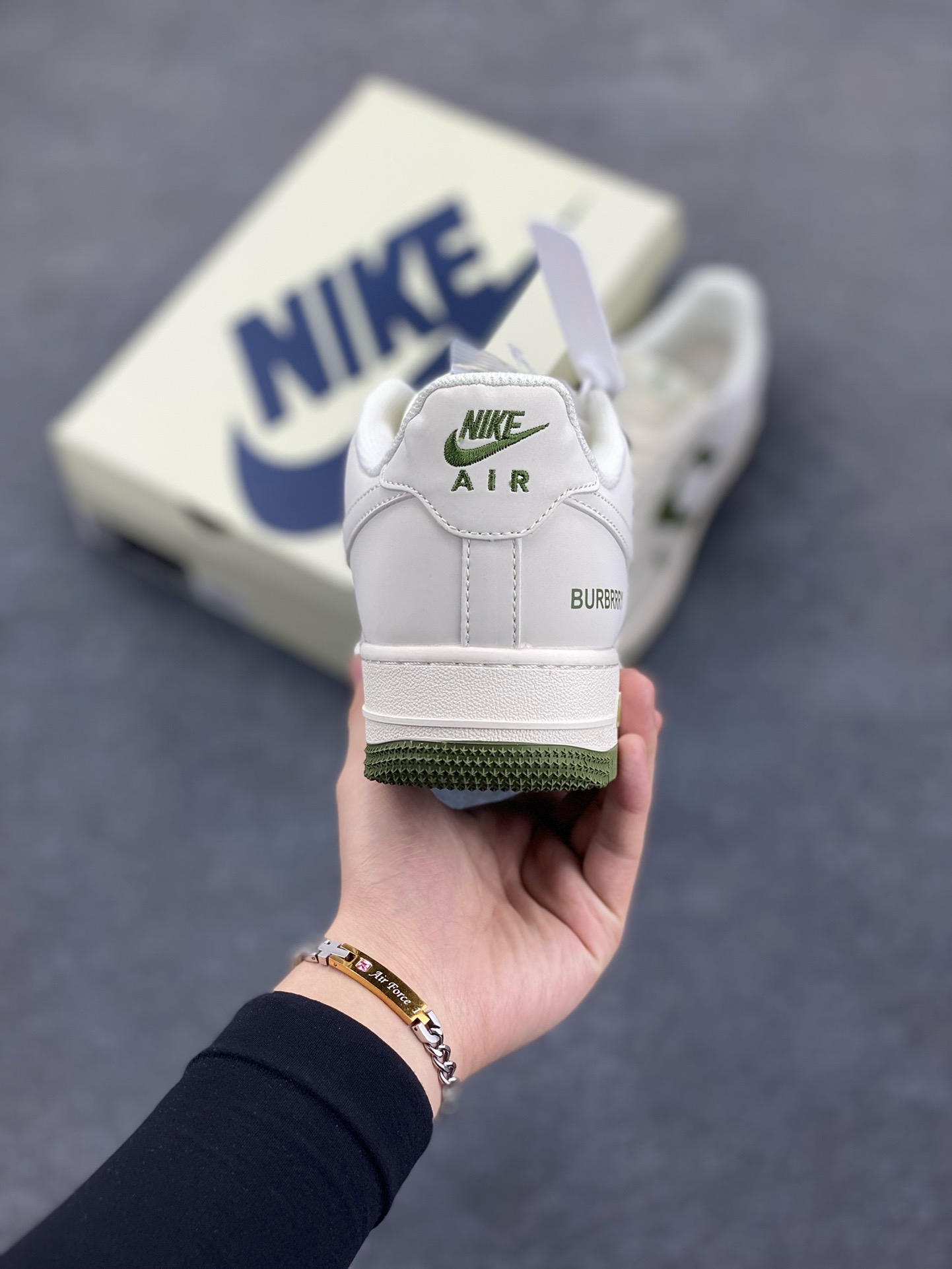 图片[4]-福利特价 NIke Air Force 1 \’07 Low “巴宝莉联名–米白艾青”空军一号 低帮 运动鞋 休闲鞋 折边针车 工艺难度大 原楦头原纸板 原装鞋盒 定制五金配件 内置全掌气垫 原厂鞋底 货号：BB8588-221 尺码：36 36.5 37.5 38 38.5 39 40 40.5 41 42 42.5 43 44 44.5 45-选品中心