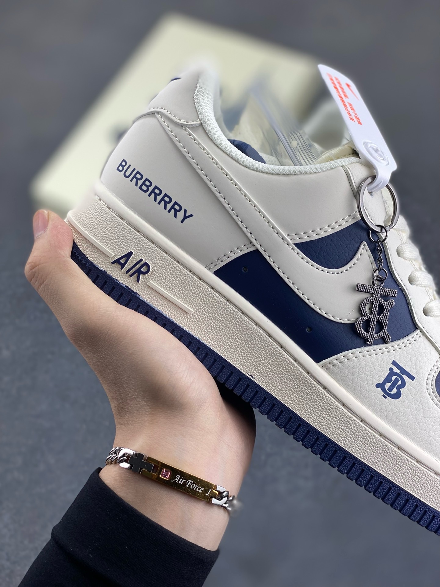 图片[6]-福利特价 NIke Air Force 1 \’07 Low “巴宝莉联名–米白藏蓝拼接”空军一号 低帮 运动鞋 休闲鞋 折边针车 工艺难度大 原楦头原纸板 原装鞋盒 定制五金配件 内置全掌气垫 原厂鞋底 货号：BB8588-222 尺码：36 36.5 37.5 38 38.5 39 40 40.5 41 42 42.5 43 44 44.5 45-选品中心
