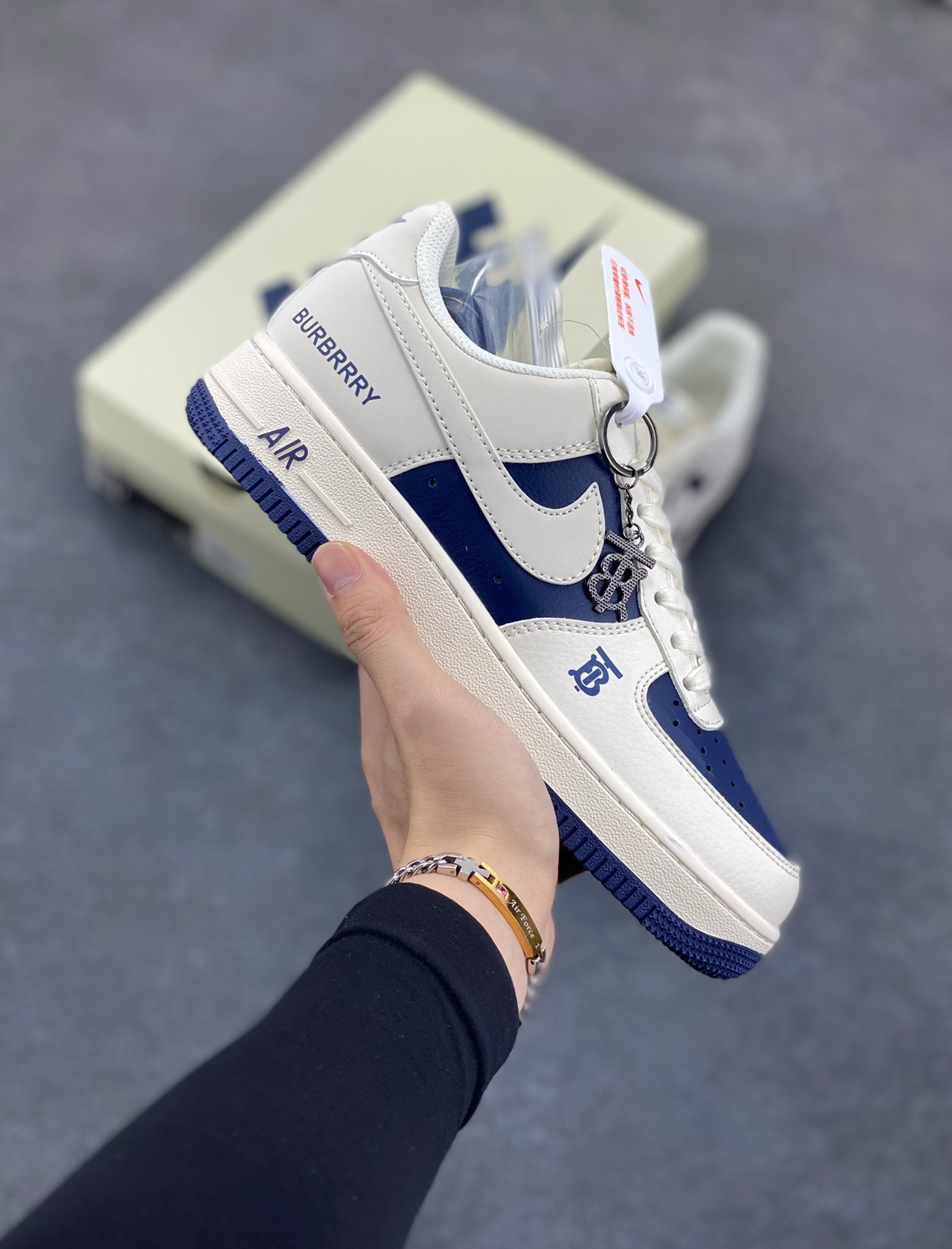 福利特价 NIke Air Force 1 \'07 Low “巴宝莉联名--米白藏蓝拼接”空军一号 低帮 运动鞋 休闲鞋 折边针车 工艺难度大 原楦头原纸板 原装鞋盒 定制五金配件 内置全掌气垫 原厂鞋底 货号：BB8588-222 尺码：36 36.5 37.5 38 38.5 39 40 40.5 41 42 42.5 43 44 44.5 45-选品中心